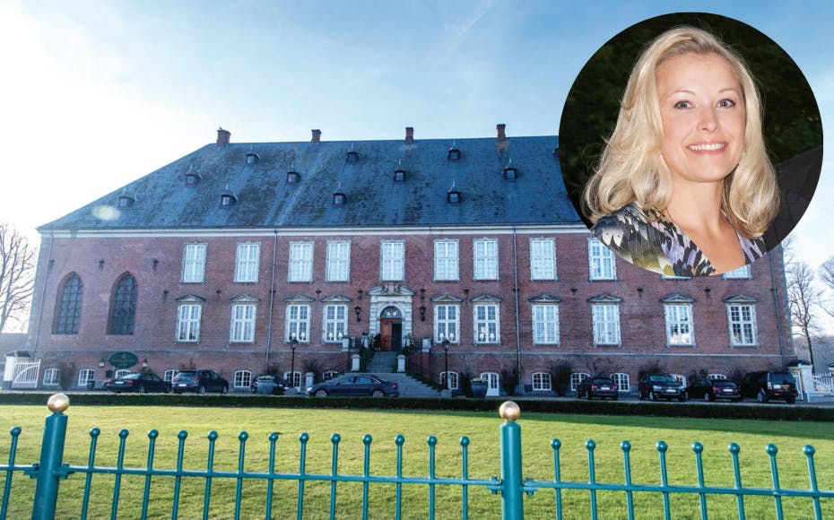 Louise Albinus åbner Valdemars Slot for offentligheden i ny boligreportage.&nbsp;
