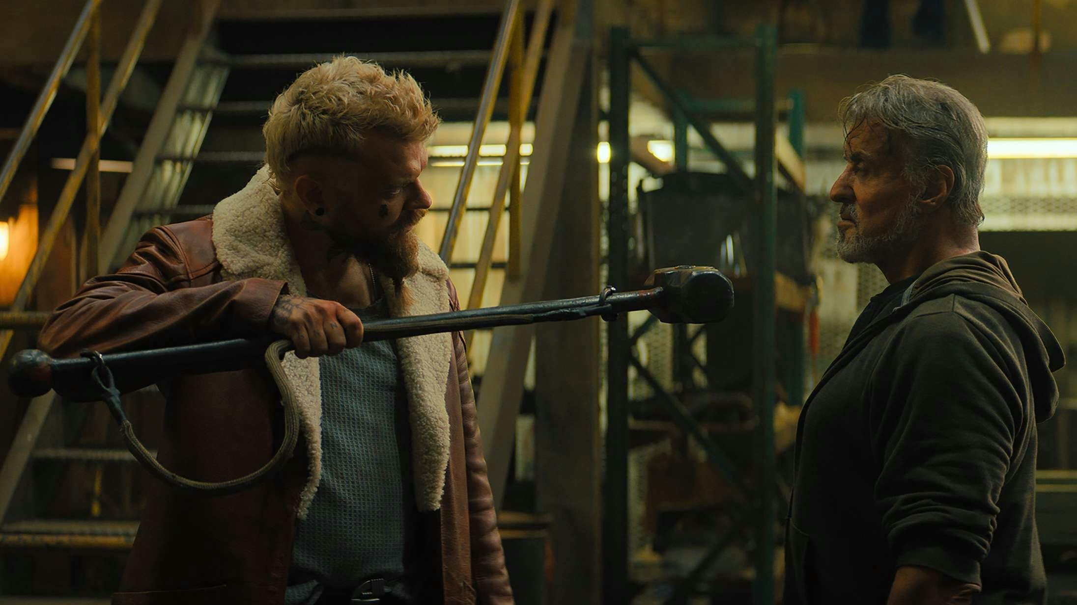 Pilou Asbæk (venstre) som Cyrus og Sylvester Stallone (højre) som Joe Smith i "Samaritan".