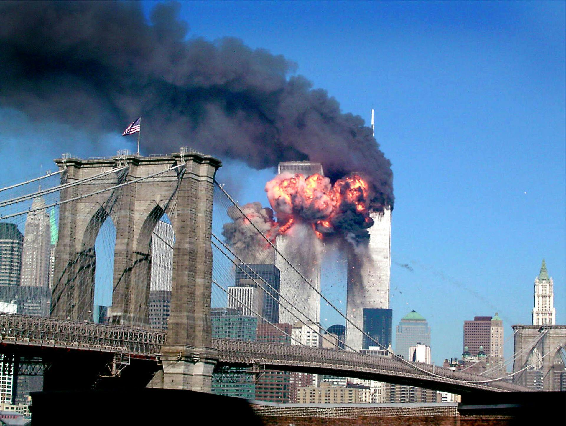 En stor eksplosion fulgte, efter flyene bragede ind i skyskraberne. 