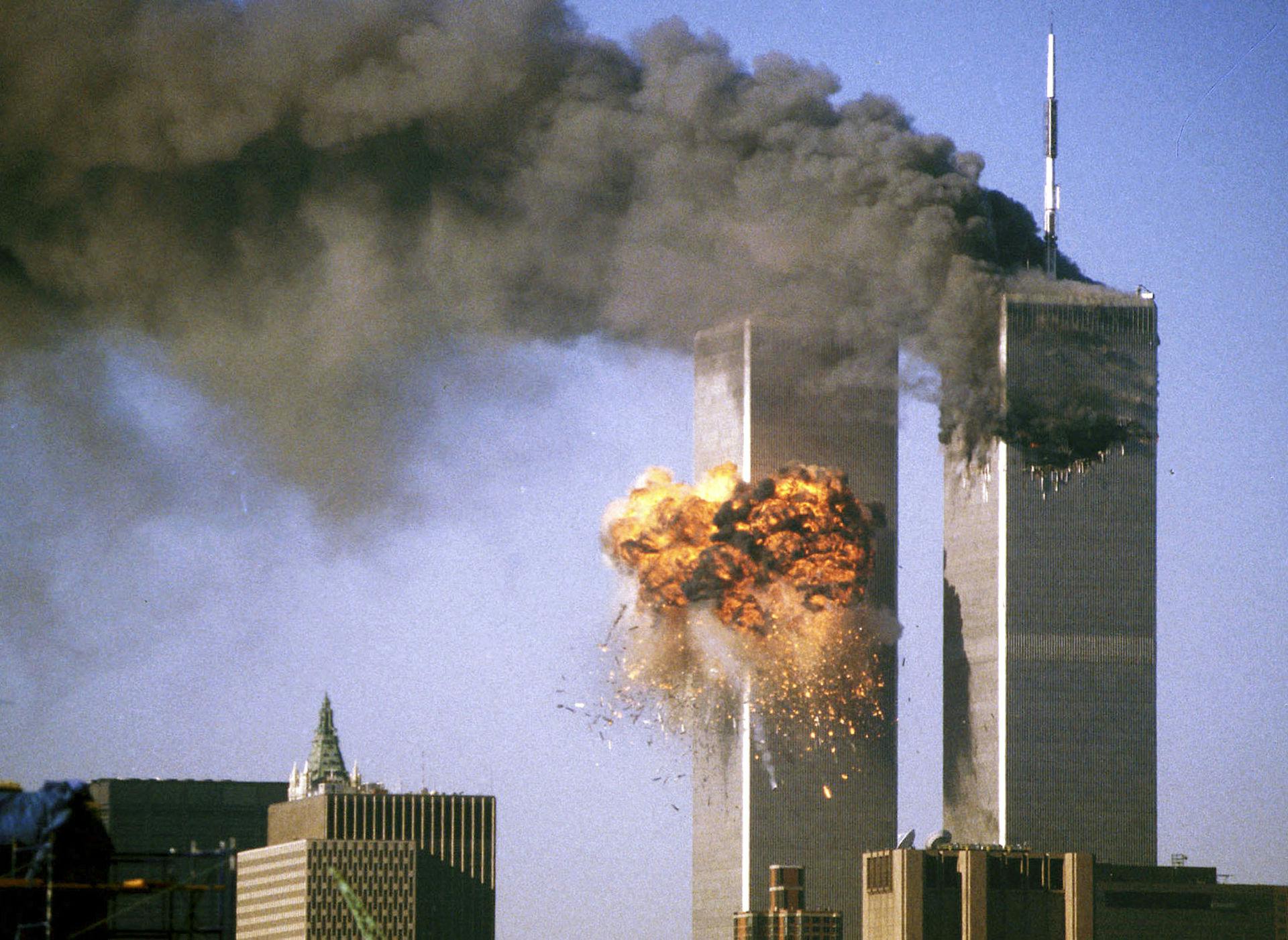 Flammerne står ud fra det sydlige tårn, efter United Airlines Flight 175 har braget ind i bygningen.&nbsp;
