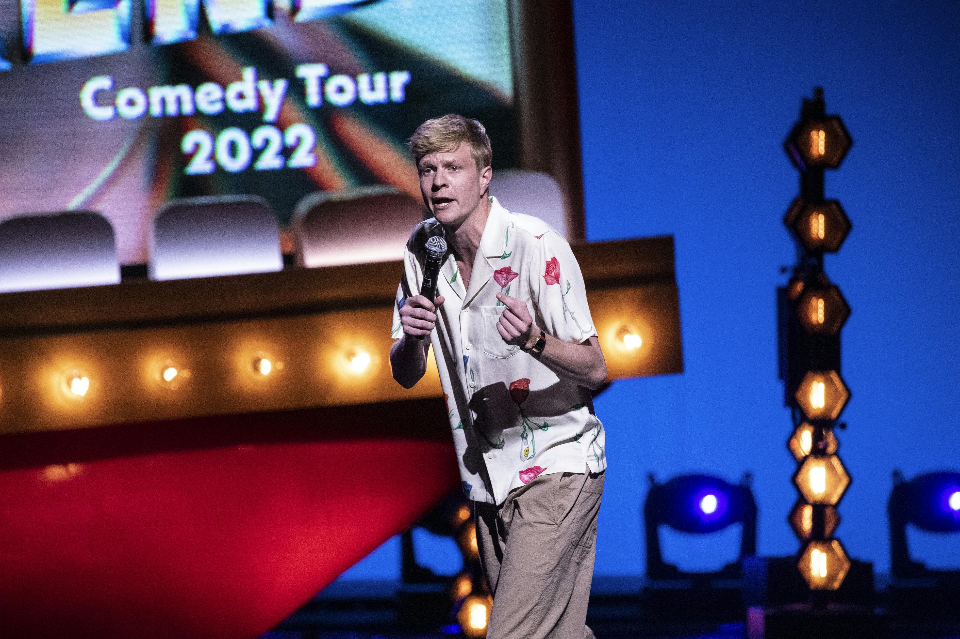 Victor Lander på scenen til Zulu Comedy Galla 2022.