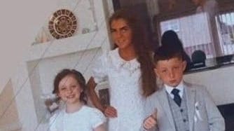 De to tvillingesøstre, 8-årige Chelsea og Christy Cawley, og deres storesøster, 18-årige Lisa Cash, blev lørdag nat brutalt dræbt, da en gerningsmand gik amok med en machete i familiens hus.