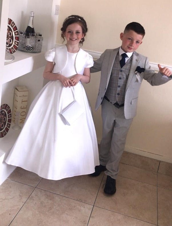 Chelsea og Christy Cawley blev lørdag aften brutalt slået ihjel. En 25-årig mand er anholdt og mistænkt for at stå bag drabene.