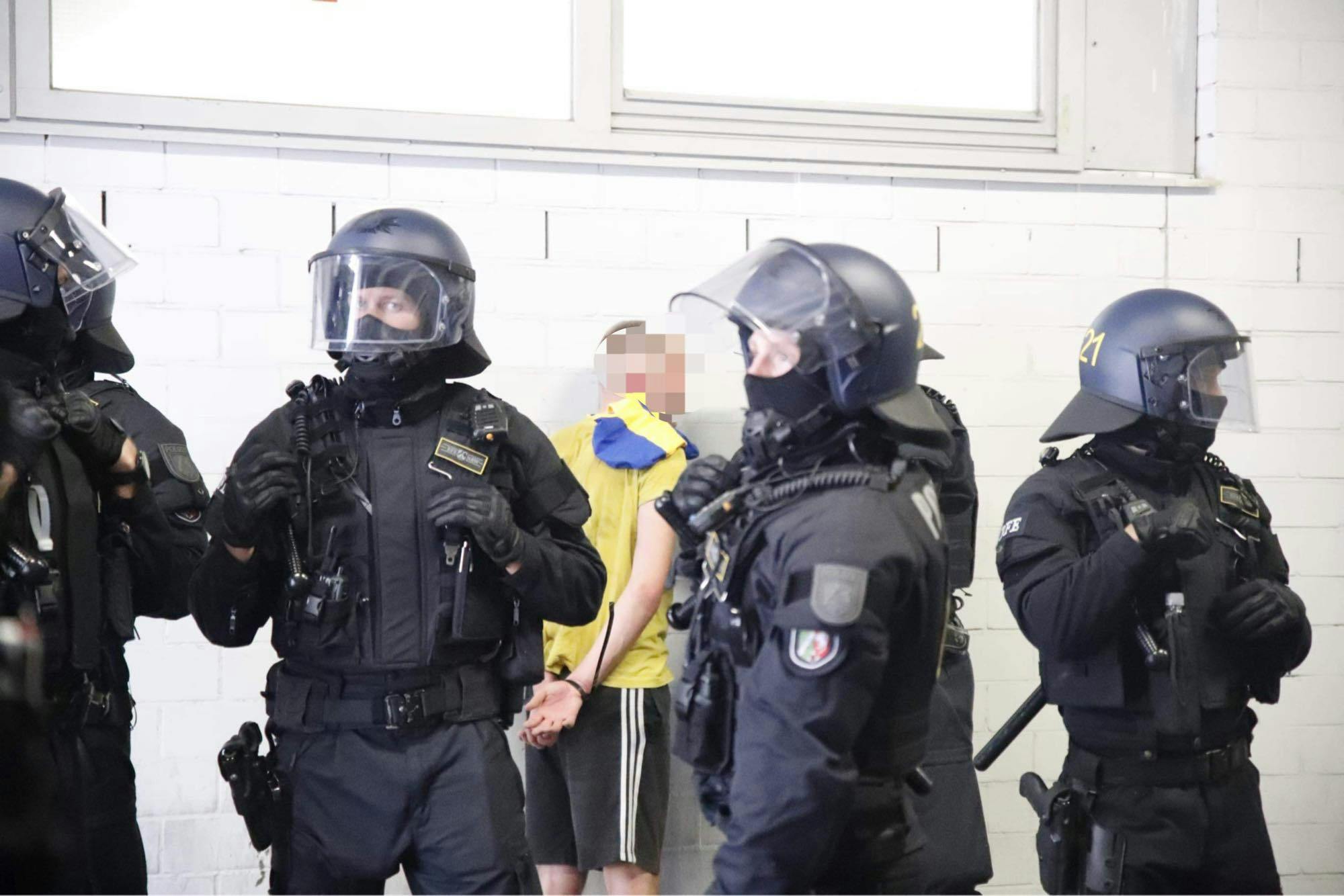En tilhænger bliver anholdt af det tyske politi.