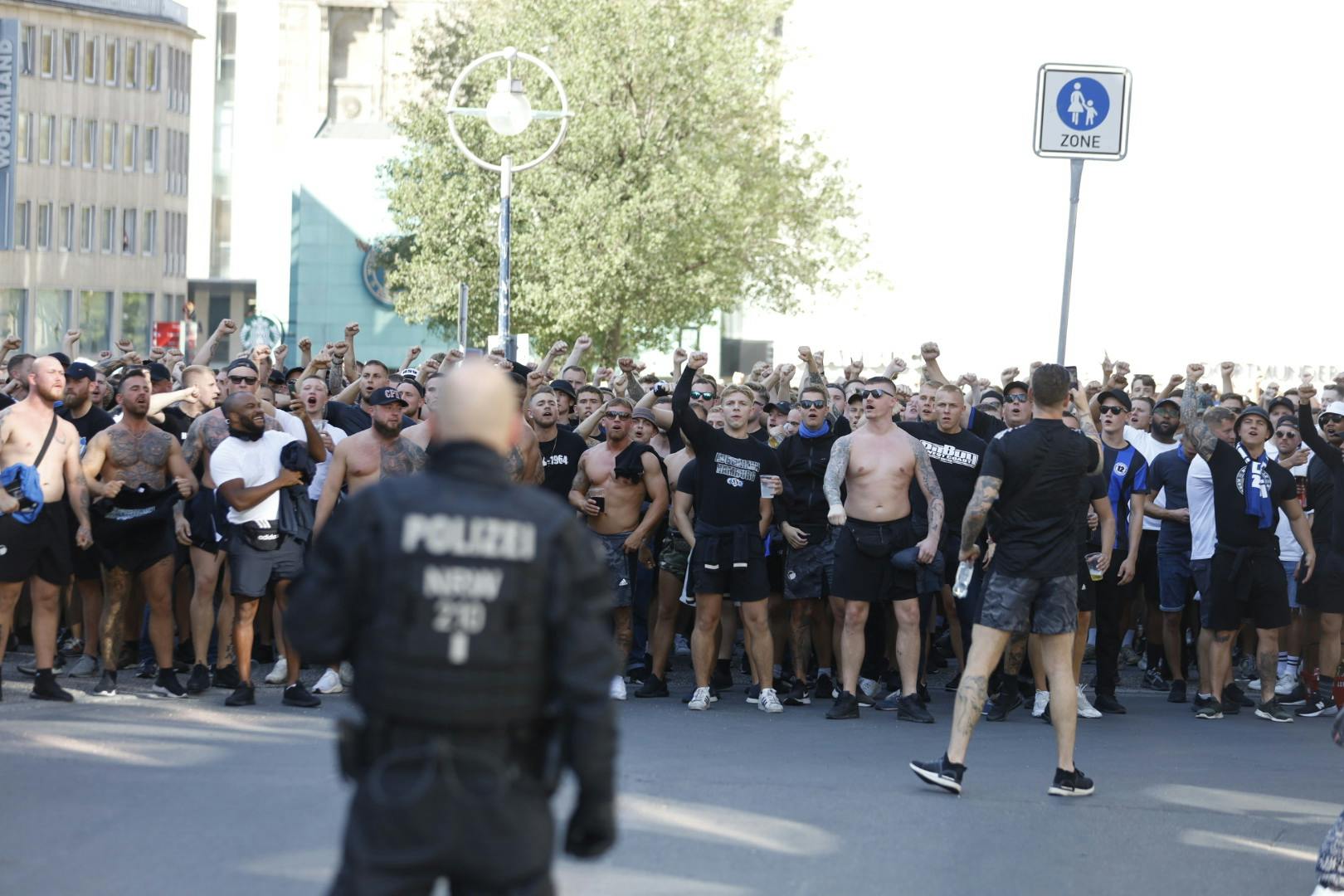 Fans af FCK går march i de tyske gader inden opgøret.