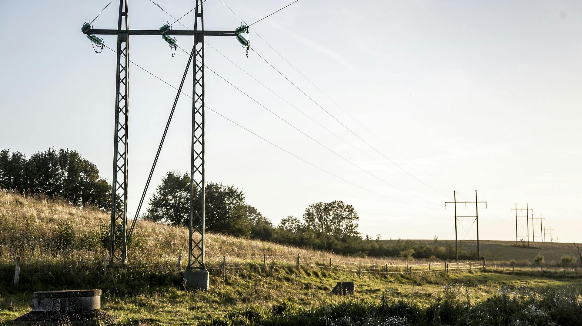 Det er ikke gratis at drive det danske elnet, og det er elkunderne, der betaler for det. Det sker via de såkaldte forbrugstariffer, der stiger med 3,1 øre per kilowattime næste år.