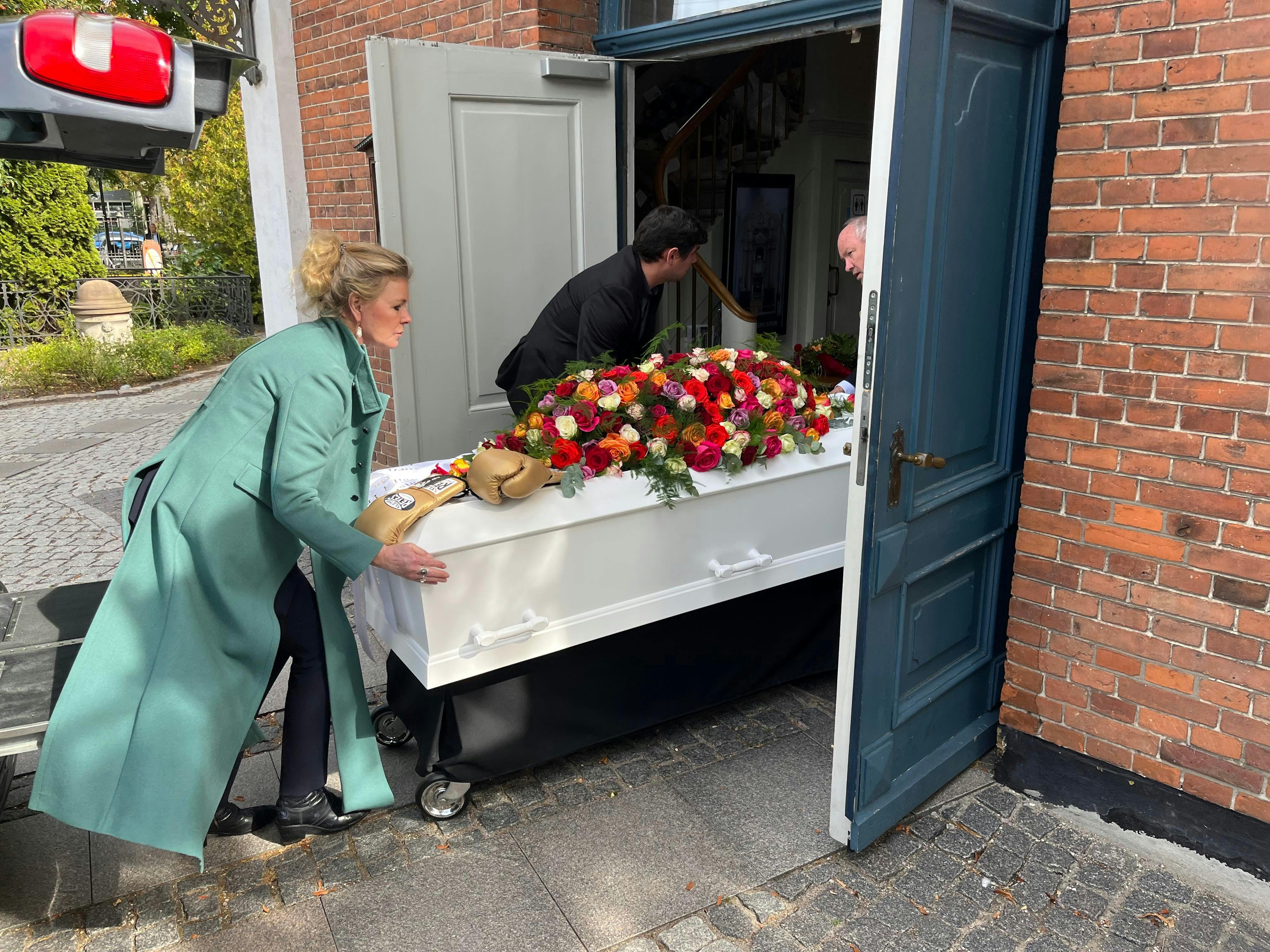 Kisten med Mogens Palle bæres ind i kirken.&nbsp;