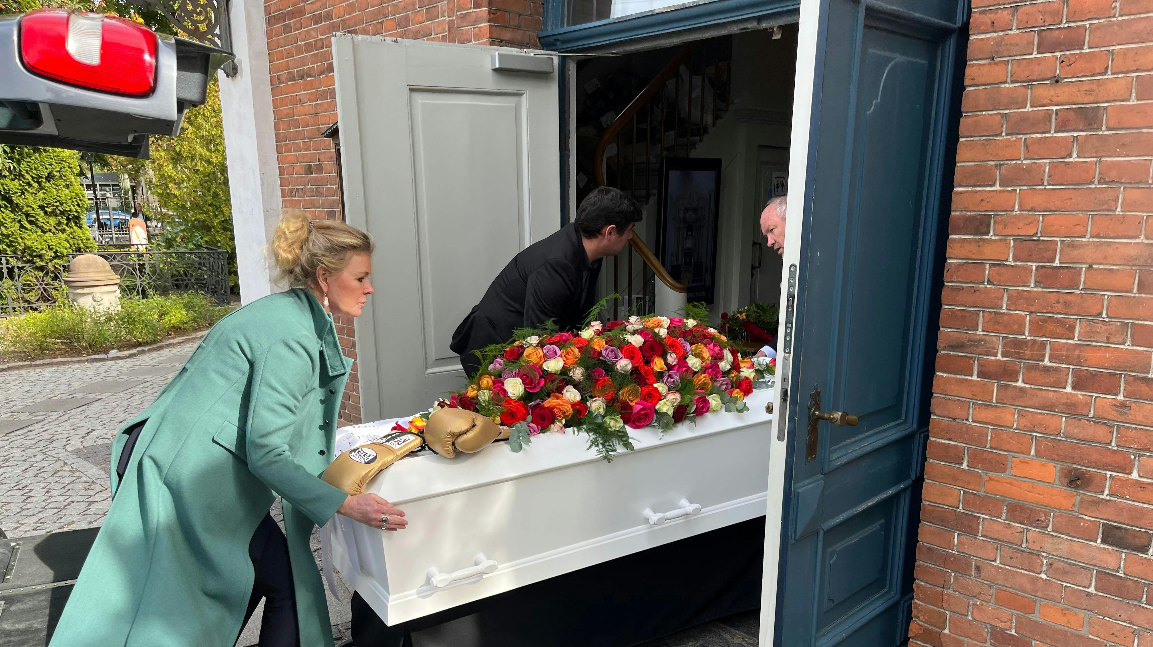 Kisten med Mogens Palle bæres ind i kirken. 