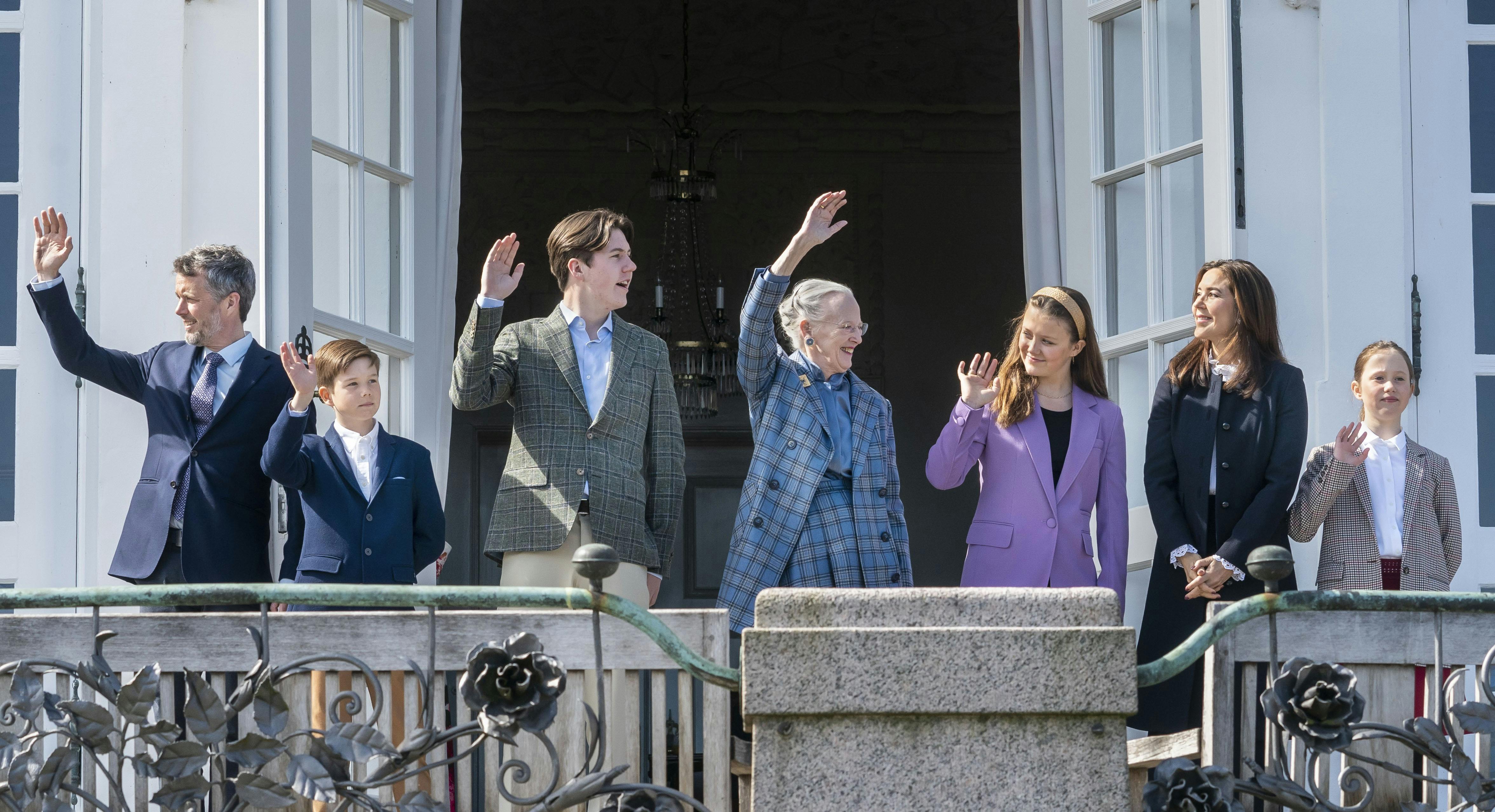 Kronprins Frederik, prins Vincent, prins Christian, dronning Margrethe, prinsesse Isabella, kronprinsesse Mary og prinsesse Josephine 