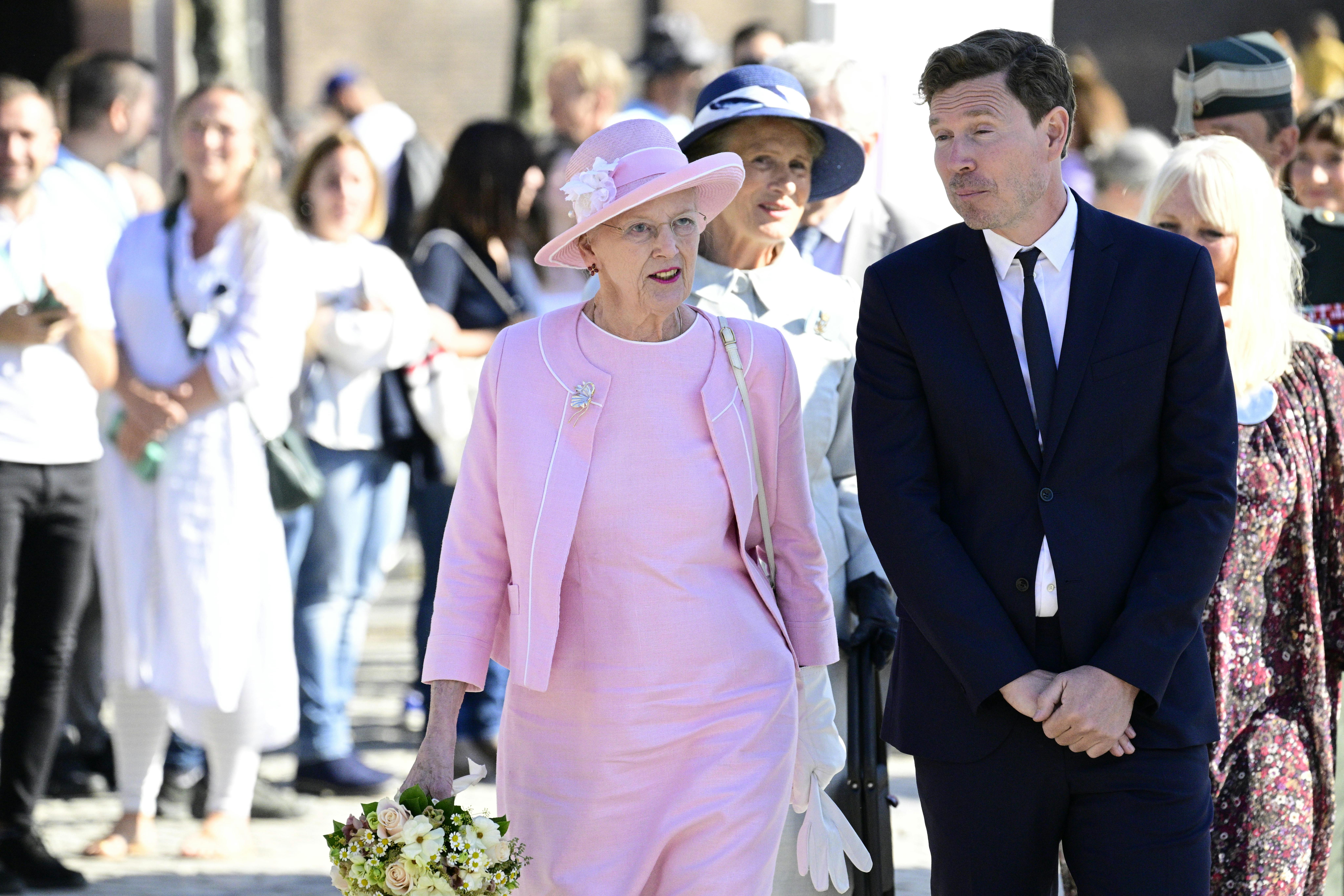 Hong Kong komprimeret lyd Udstilling om dronning Margrethes smykker slår rekord – et af smykkerne er  fra Matas | SE og HØR