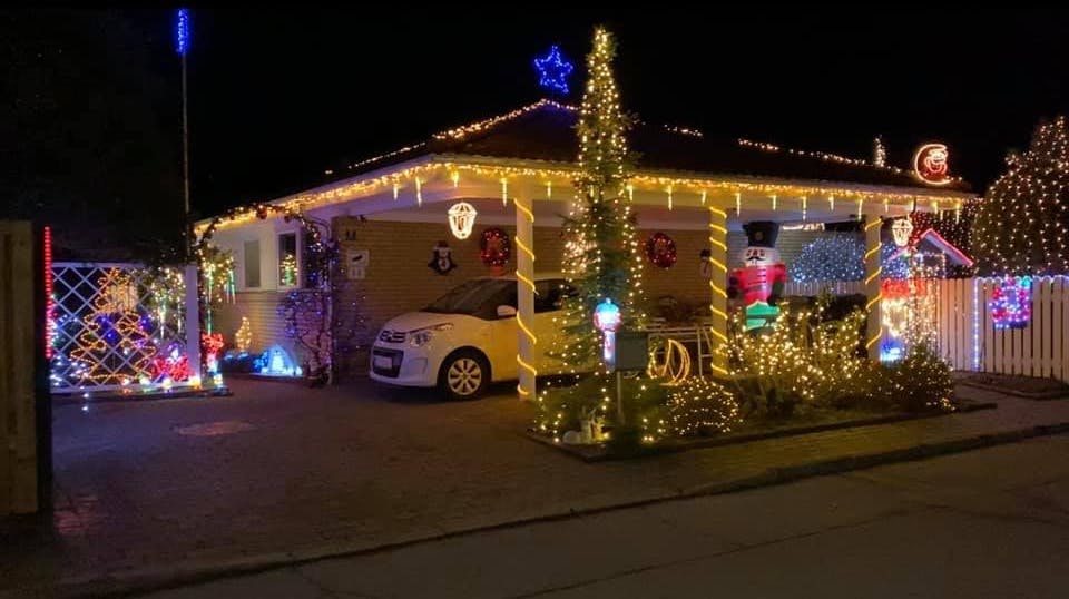 Der er normalt ikke sparet på noget, når Angolavej tænder for julelysene.