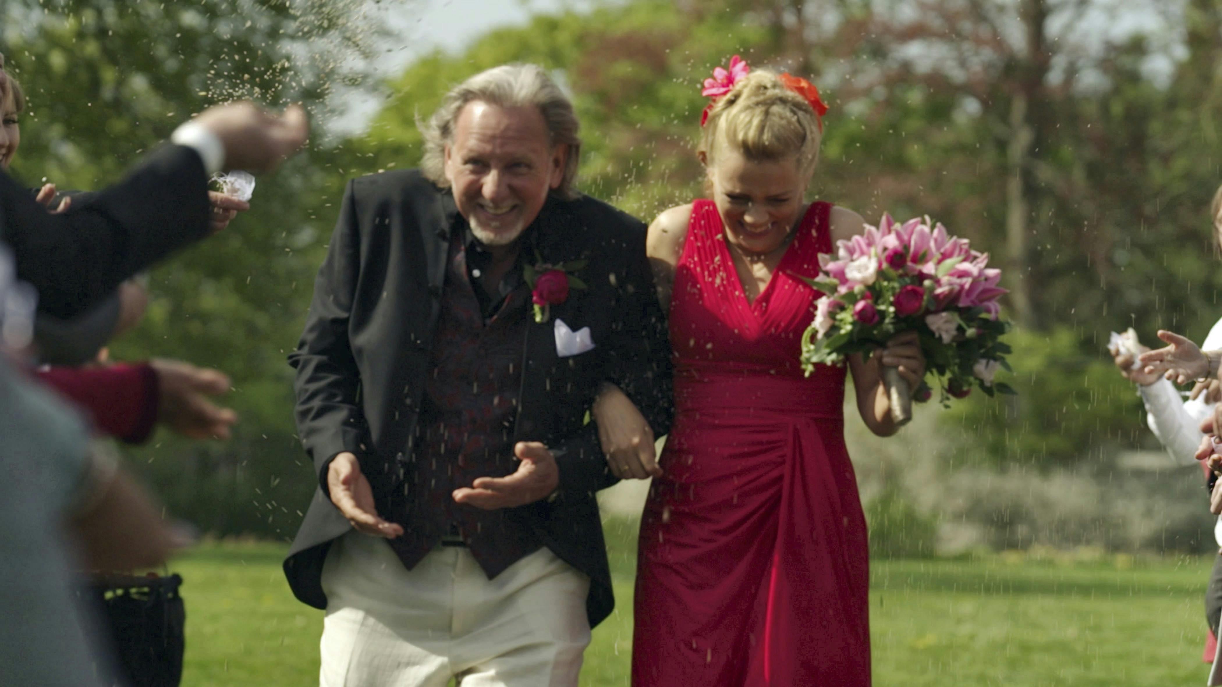 I “Gift ved første blik" bliver Mette gift med Steen, 59.
– Jeg kan sagtens forstå, at vi blev matchet. Jeg kan sagtens se nogle fællestræk og nogle fælles mål, og hvad man gerne vil med et parforhold. Vi møder begge op til brylluppet med røde sko