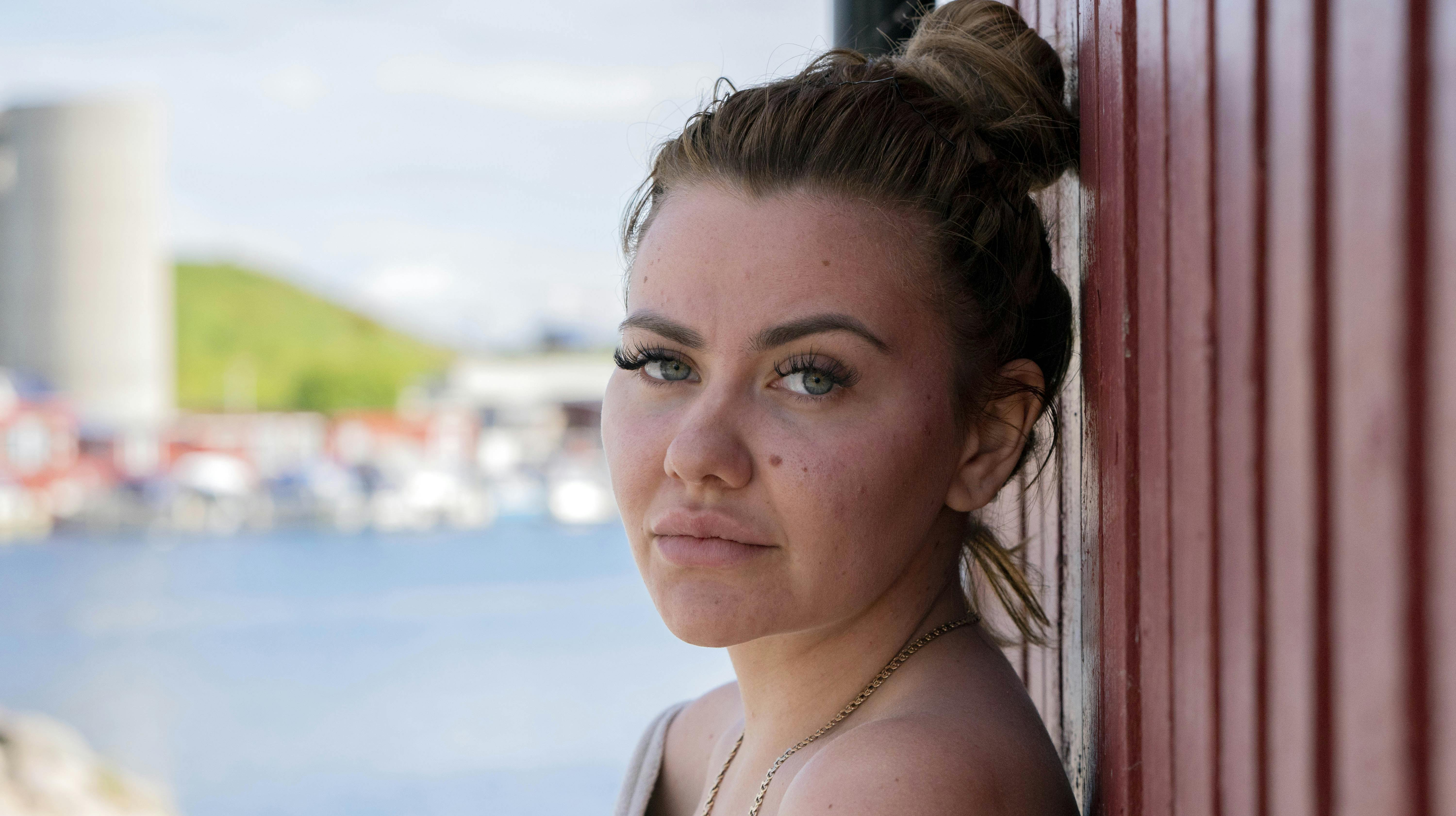 Fie Laursen dropper barslen til fordel for at genoptage sit arbejde som amatørpornoskuespiller. Men videoerne laver hun ikke alene. nbsp;