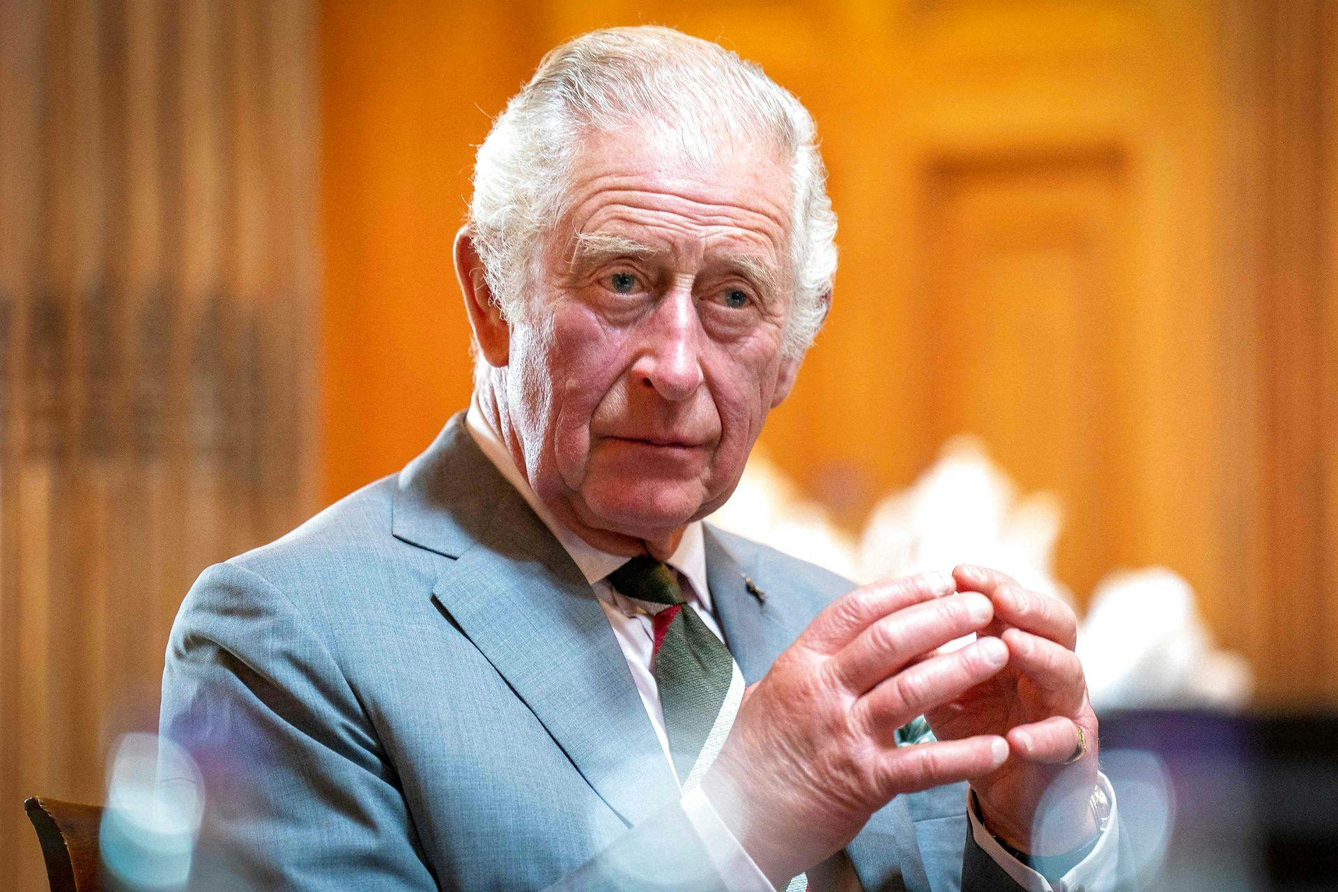 Prins Charles er sammen med sin kone og ene søn rejst til Skotland for at være ved dronning Elizabeths side.