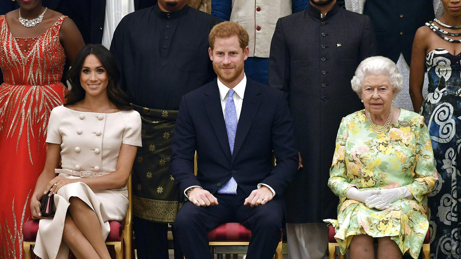 Hverken prins Harry eller Meghan var ved dronningens side, da hun i dag døde.