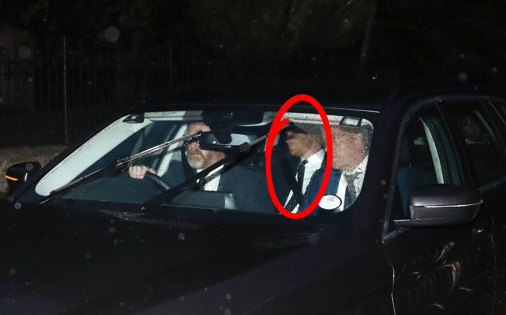 Her kører prins Harry endelig ind på Balmoral. Men alt for sent.