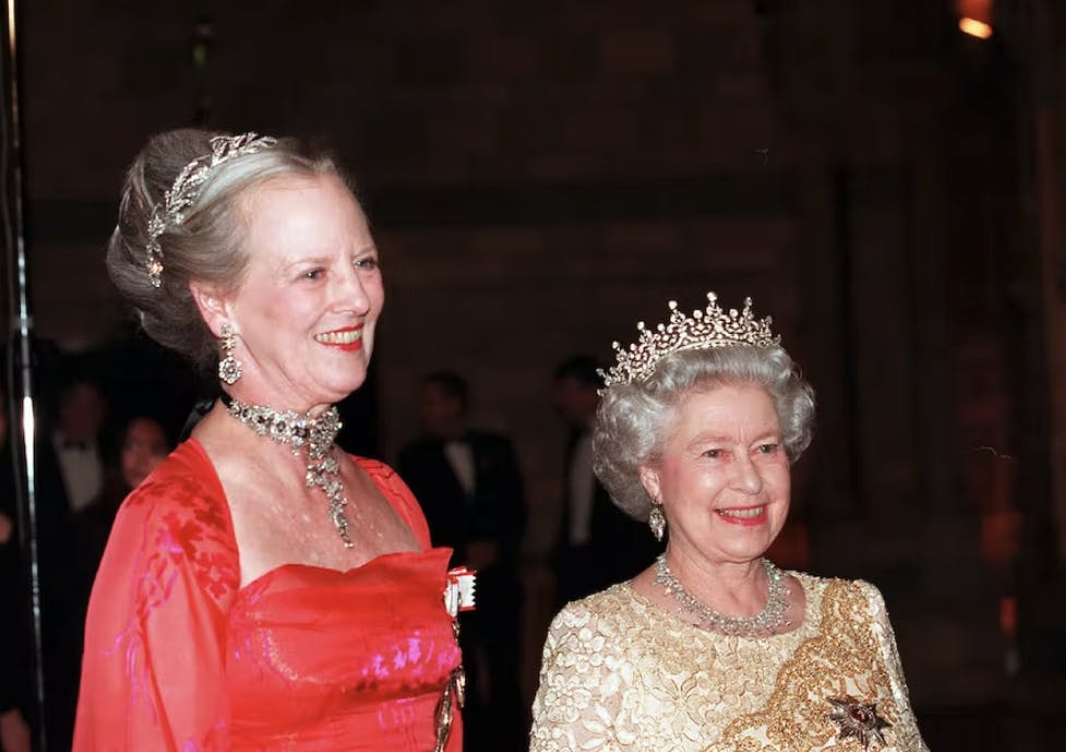 Margrethe og Elizabeth er de eneste to kvindelige regenter i verden. Desuden har de begge nået en milepæl på “jobbet”. Margrethe har fejret 50-års regeringsjubilæum, mens Elizabeth har fejret 70-års jubilæum.
