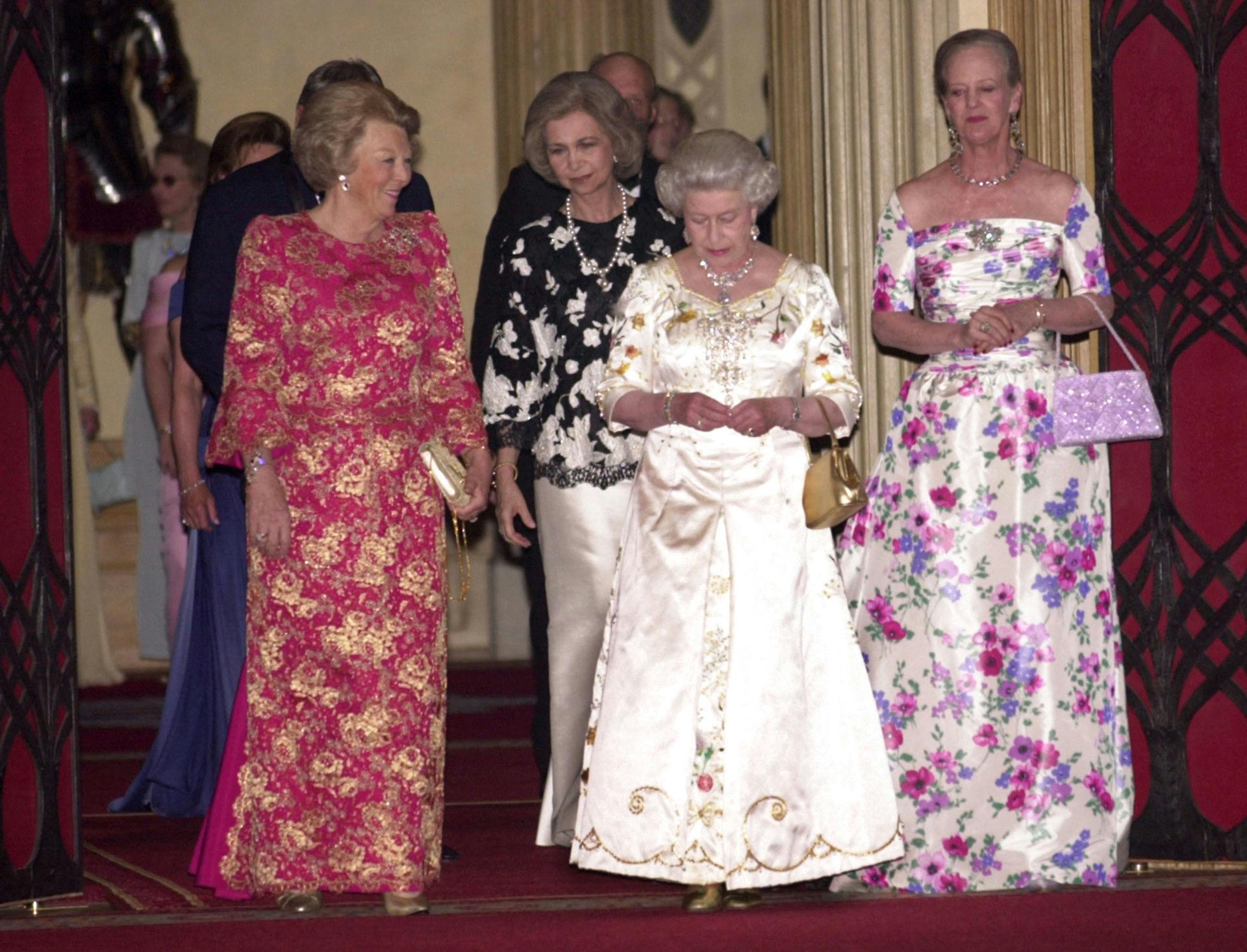 Både Margrethe og Elizabeth elskede farverige gevandter. Her ses de i sommeren 2004 til et officielt arrangement i Frankrig.

&nbsp;
