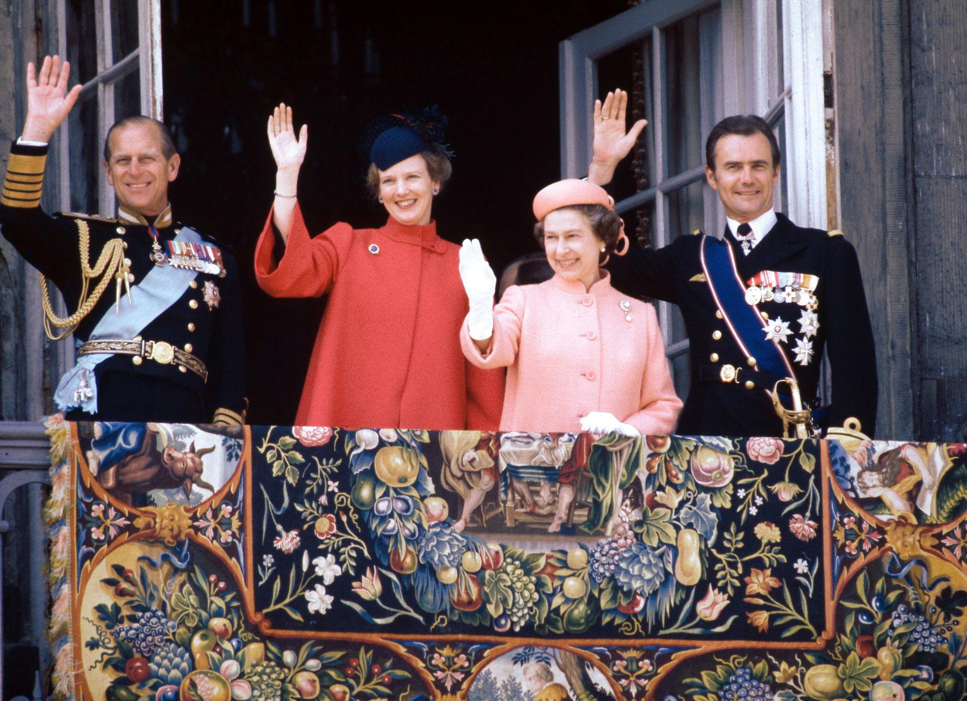 Prins Philip, dronning Margrethe, dronning Elizabeth II og prins Henrik vinker fra balkonen på Amalienborg Slot, da det britiske regentpar besøgte Danmark i 1979.

&nbsp;
