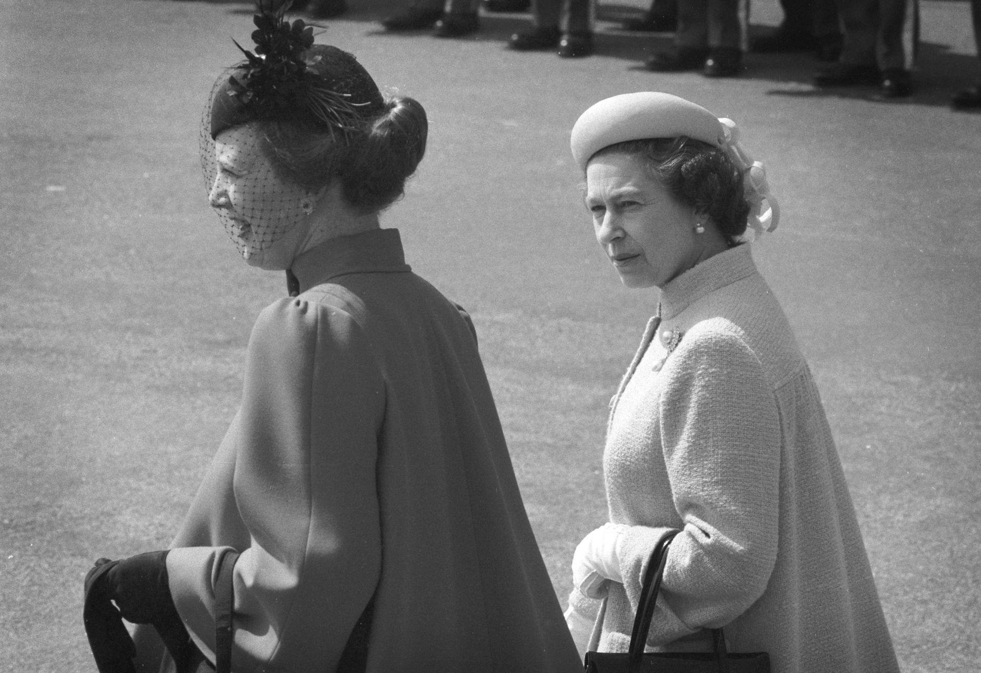 Dronning Elizabeth og Prins Philip besøger Danmark. Her ses Dronning Margrethe og Dronning Elizabeth (t.h.) i København.