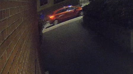 En rød personbil med tre personer i kørte natten til 18. august hen til en opgang på Infanterivej i Randers NØ, hvor to mænd steg ud af bilen og kort tid efter begik hjemmerøveri mod en mand. 