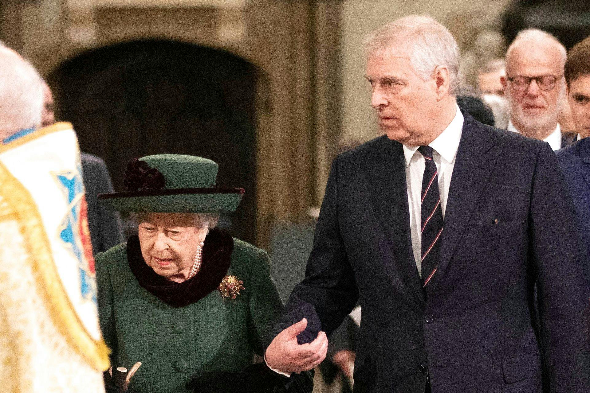 Dronning Elizabeth støttes kærligt af sin søn prins Andrew under en mindehøjtidelighed for sin afdøde mand, prins Philip, i marts 2022. 