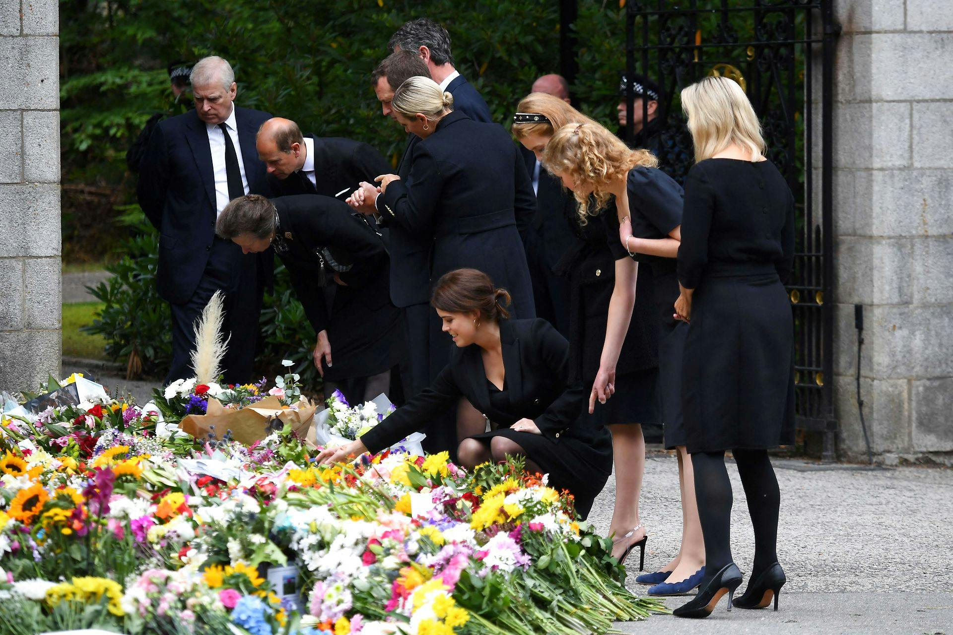Prins Andrew, prinsesse Anne og prins Edward betragter blomsterhavet sammen med prinsesse Eugenie, prinsesse Beatrice samt Lady Louise og grevinde Sophie.