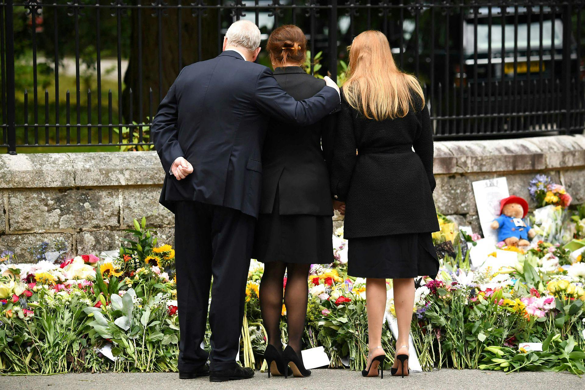 Prins Andrew støttede sig til sine døtre prinsesse Eugenie og prinsesse Beatrice, mens de betragtede blomsterhavet og de mange hilsner til den afdøde dronning Elizabeth.&nbsp;
