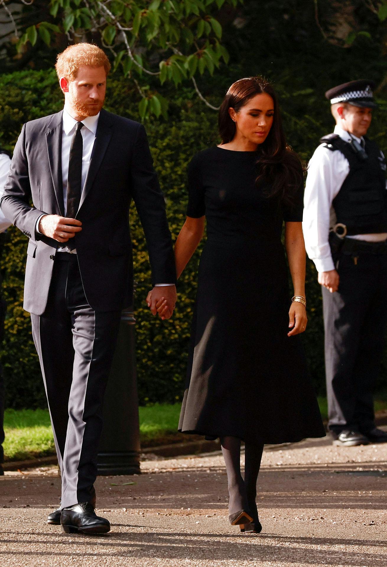 Meghan og Harry er nu i England, efter dronning Elizabeth døde torsdag. 