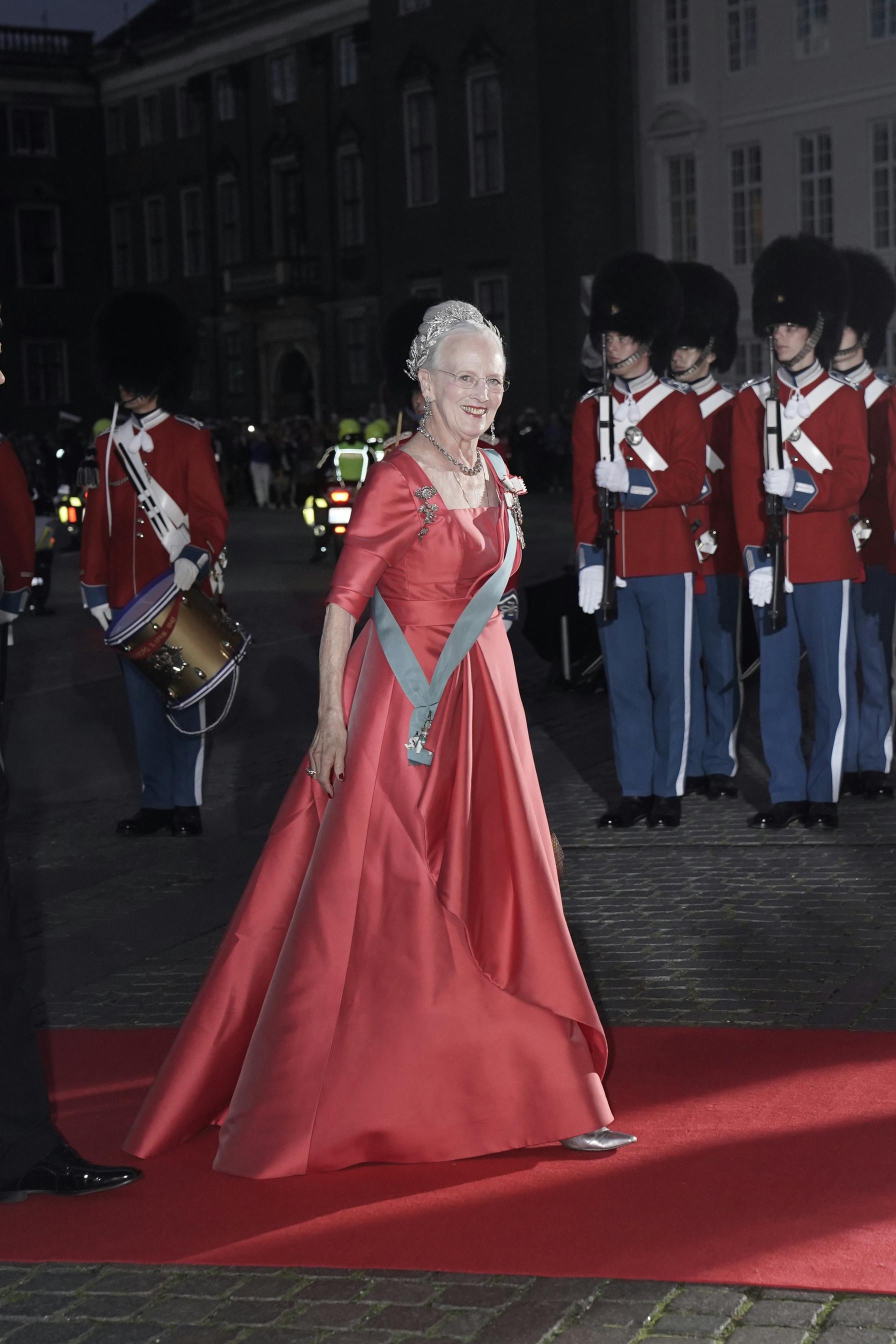 Dronning Margrethe ankommer. 