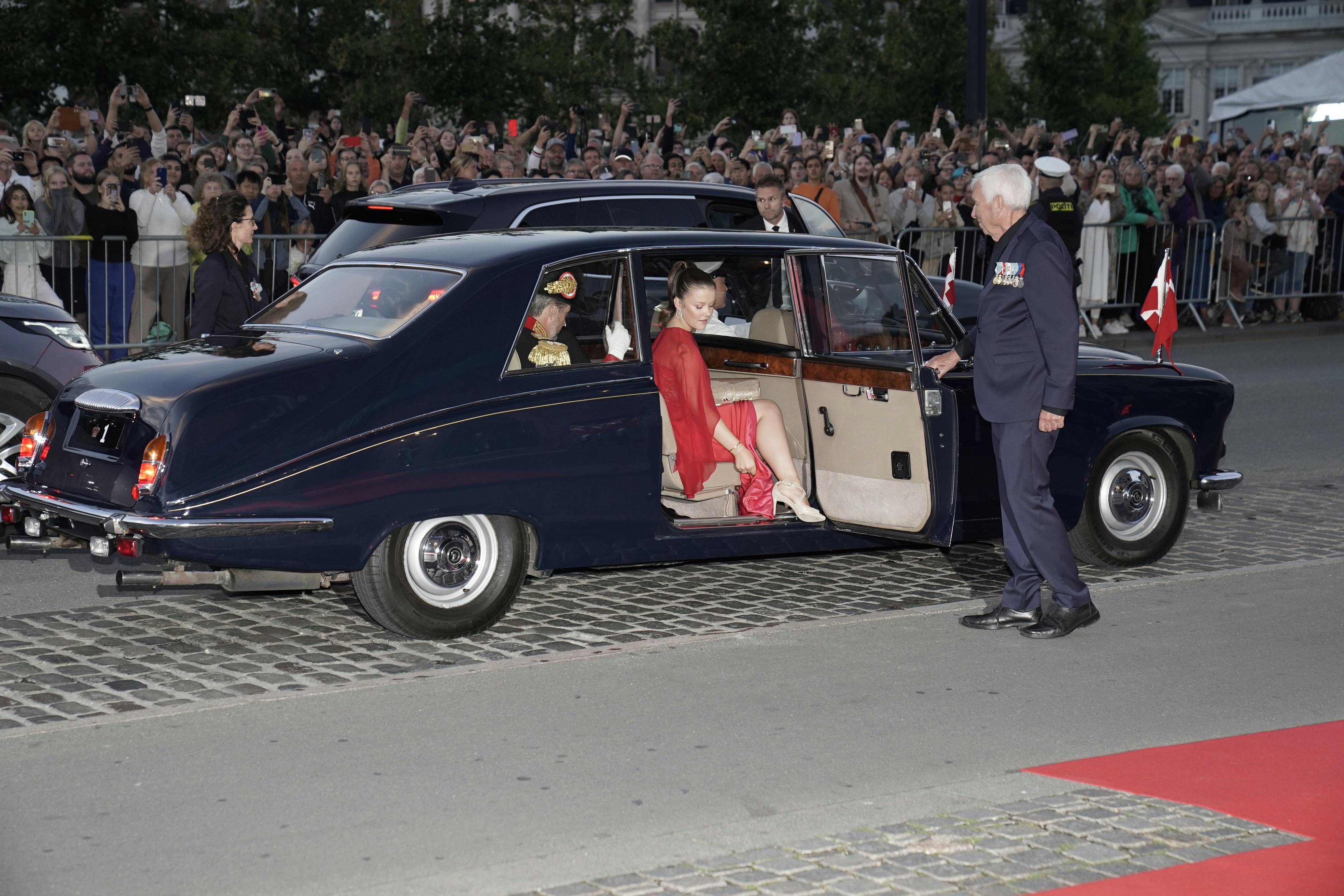 Prinsesse Isabella ankommer til den store fest i Det Kongelige Teater - og der udbrød spontan jubel hos de fremmødte.