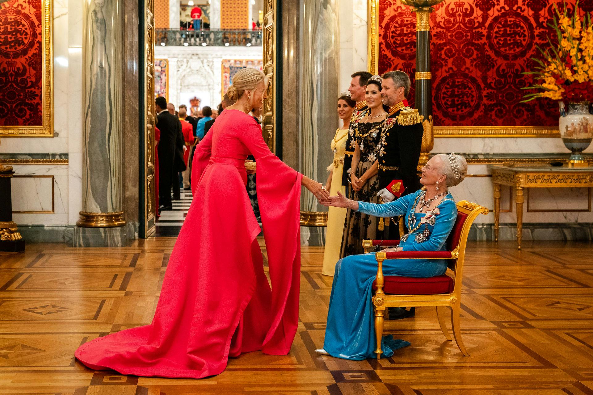 Helle Thorning-Schmidt hilser på dronningen inden søndagens gallataffel.&nbsp;
