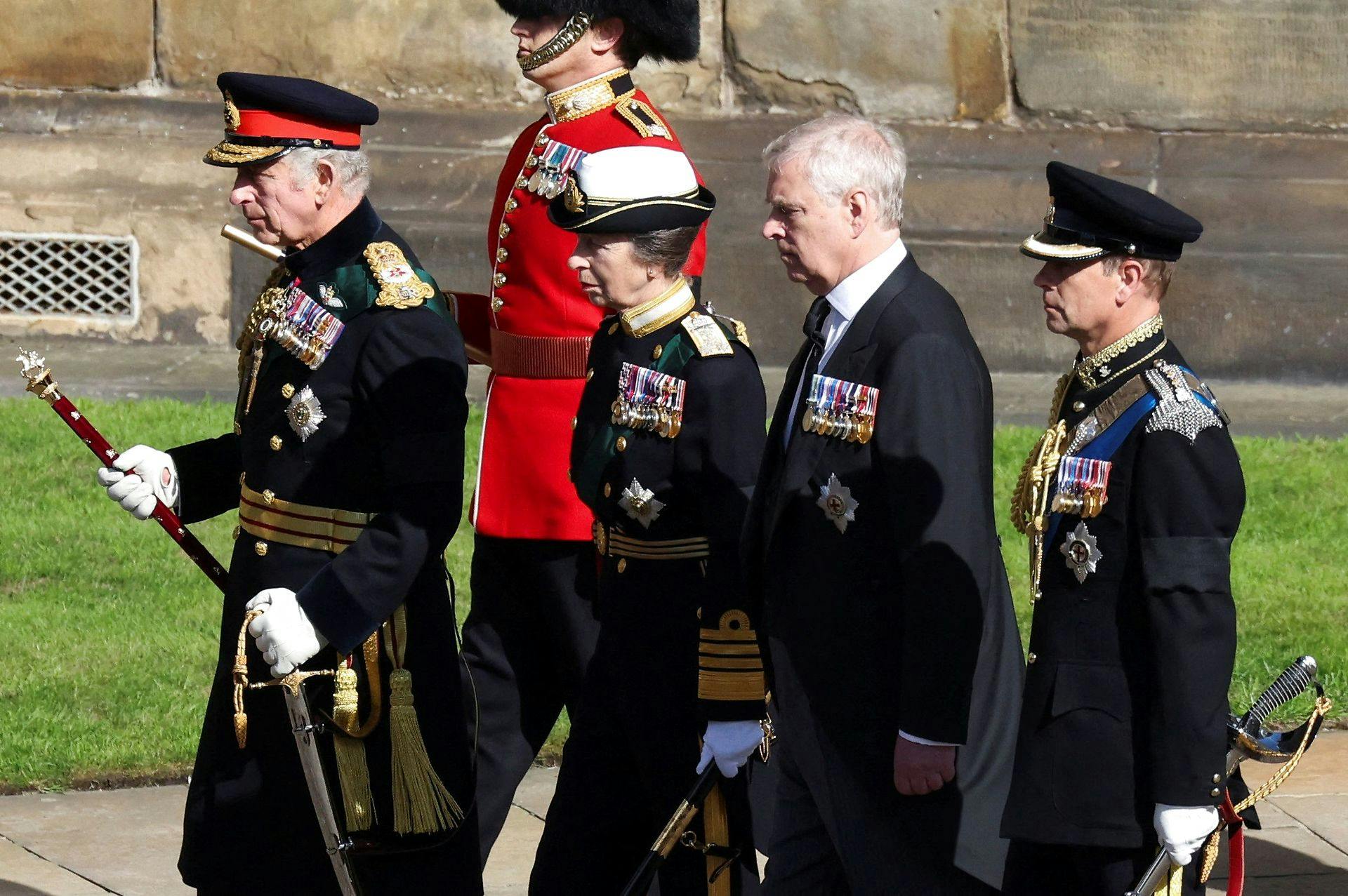 Kong Charles, prinsesse Anne og prins Edward var alle i uniform under mindeoptoget i Edinburgh i går. Men prins Andrew måtte ikke bære sin.