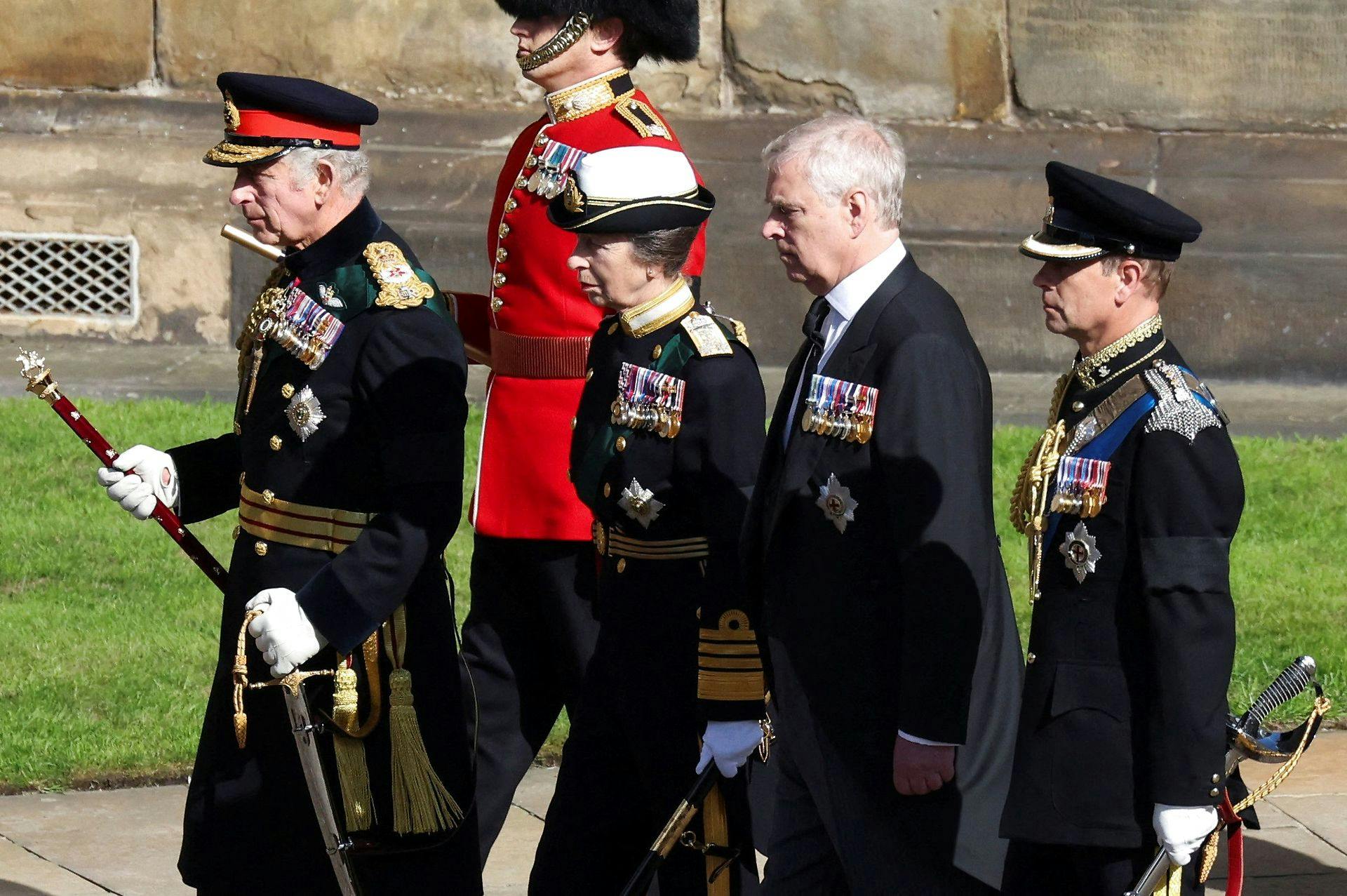 Kong Charles, prinsesse Anne og prins Edward var alle i uniform under mindeoptoget i Edinburgh i går. Men prins Andrew måtte ikke bære sin.
