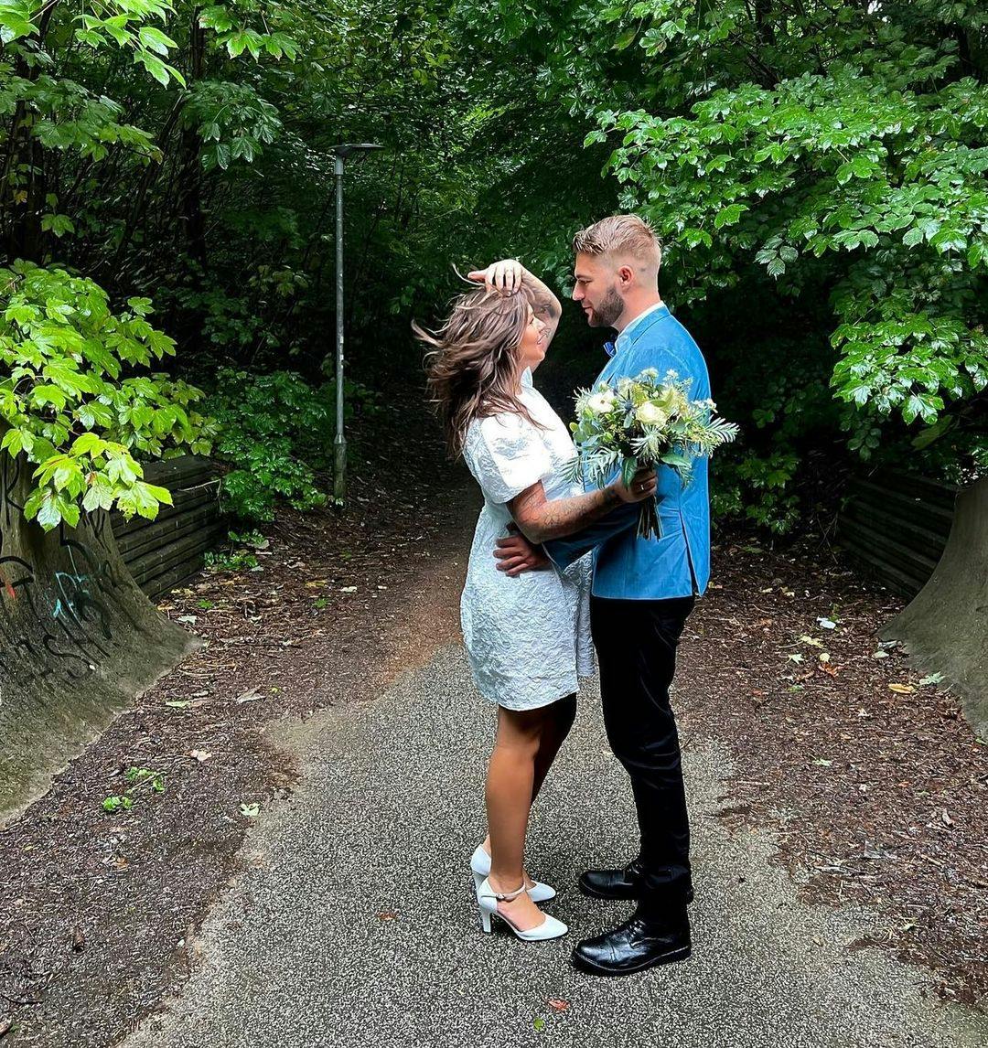 Det var dette billede Alexandra postede, da hun annoncerede til sine følgere, at hende og kæresten Simon var blevet gift i al hemmelighed.