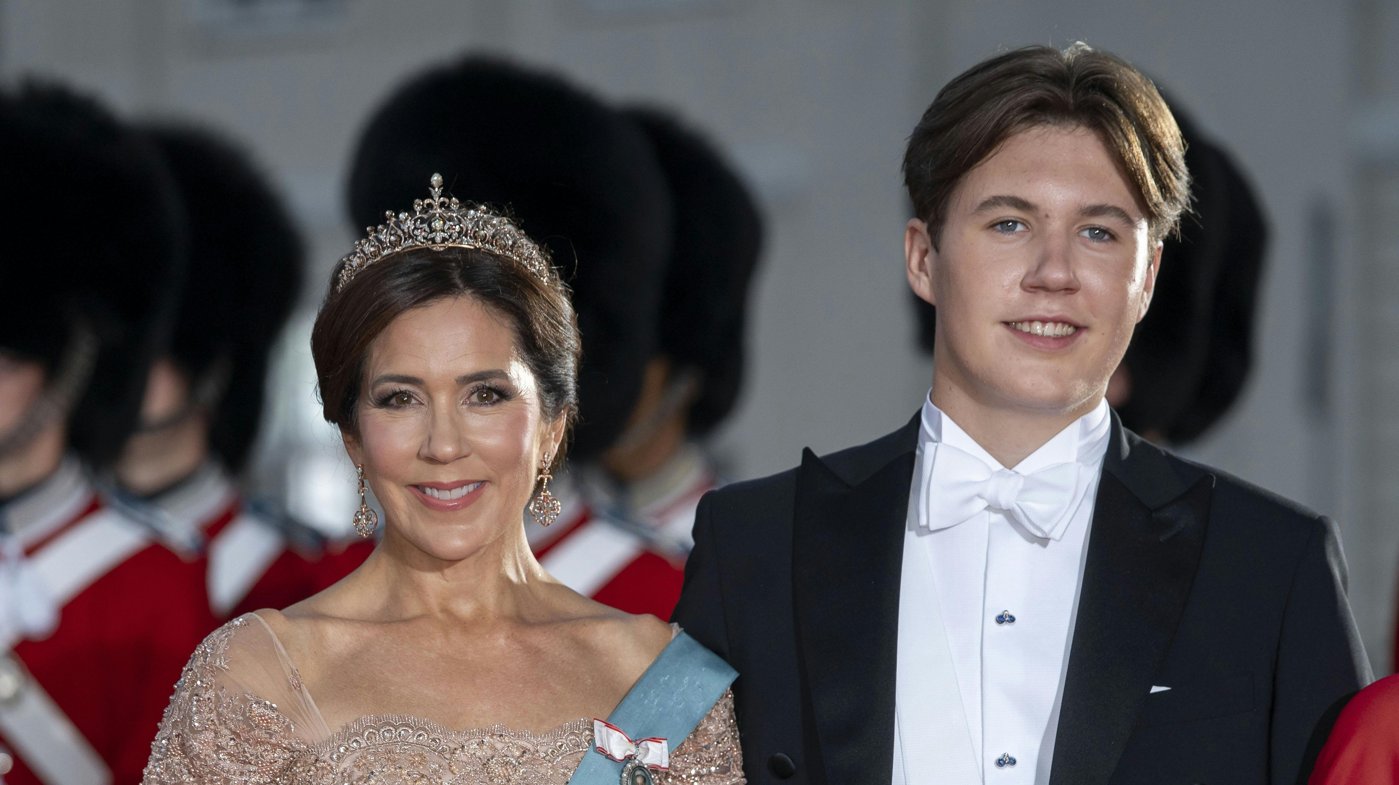 Prins Christian sammen med sin mor Kronprinsesse Mary. Mange siger, de to ligner hinanden, men måske er der en tredje, der også ligner dem. Vurdér selv i videoen nede i artiklen. nbsp;