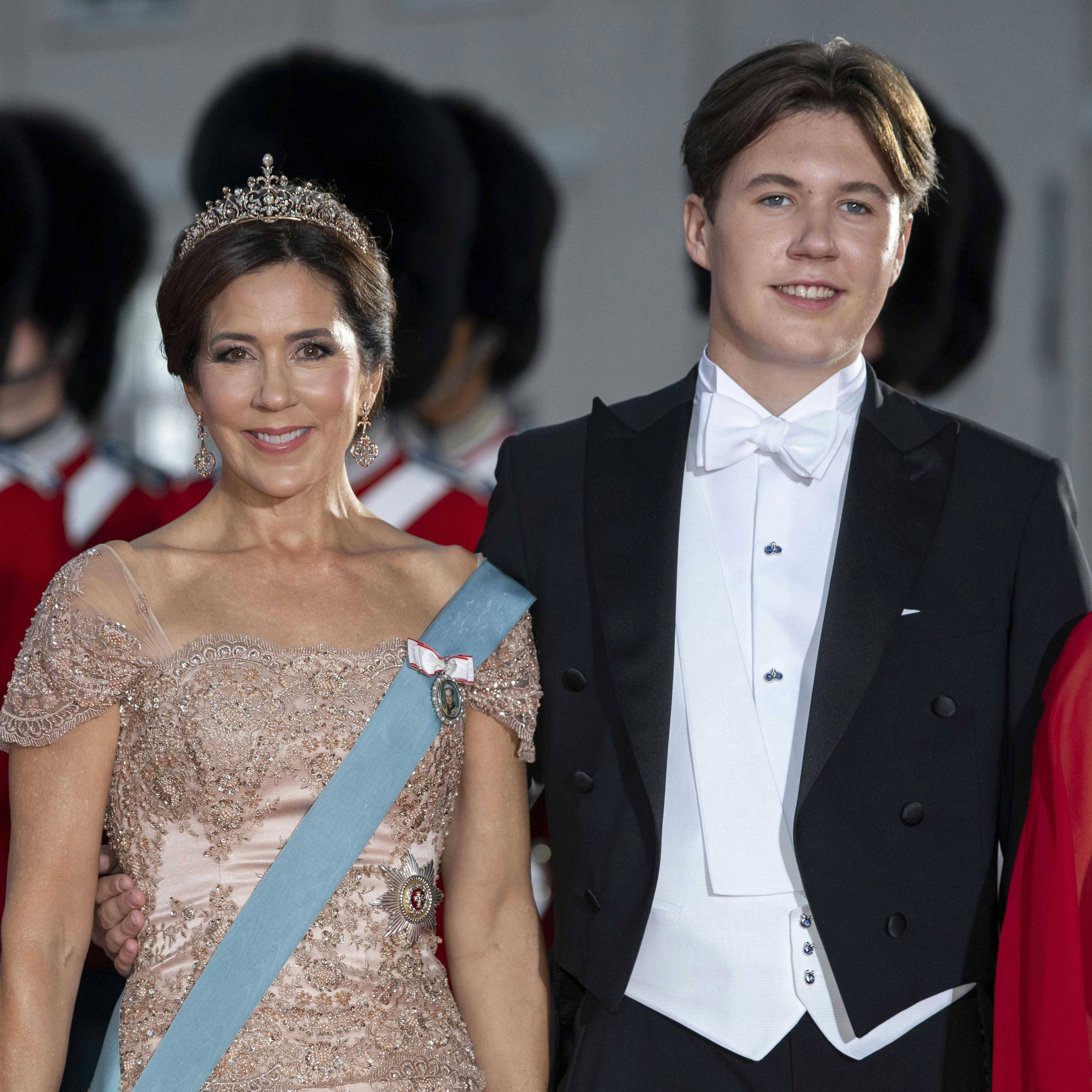 Prins Christian sammen med sin mor Kronprinsesse Mary. Mange siger, de to ligner hinanden, men måske er der en tredje, der også ligner dem. Vurdér selv i videoen nede i artiklen. 
