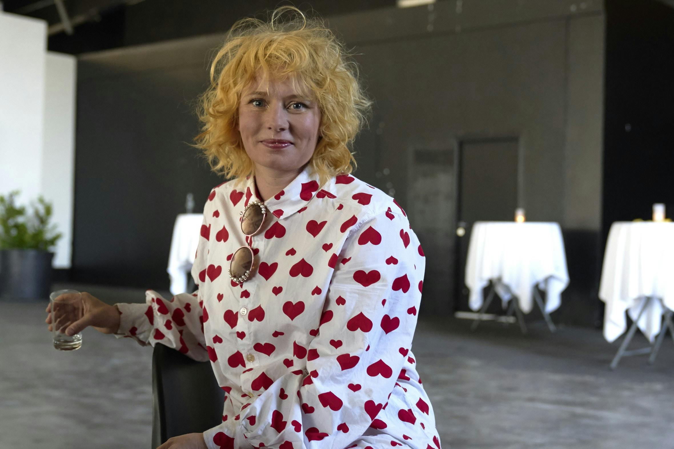 Annika Aakjær er født og opvokset i den nordjyske by Vodskov, og det var ikke altid, pengene var store, fortæller hun i radioprogrammet "Hemmeligheder".&nbsp;