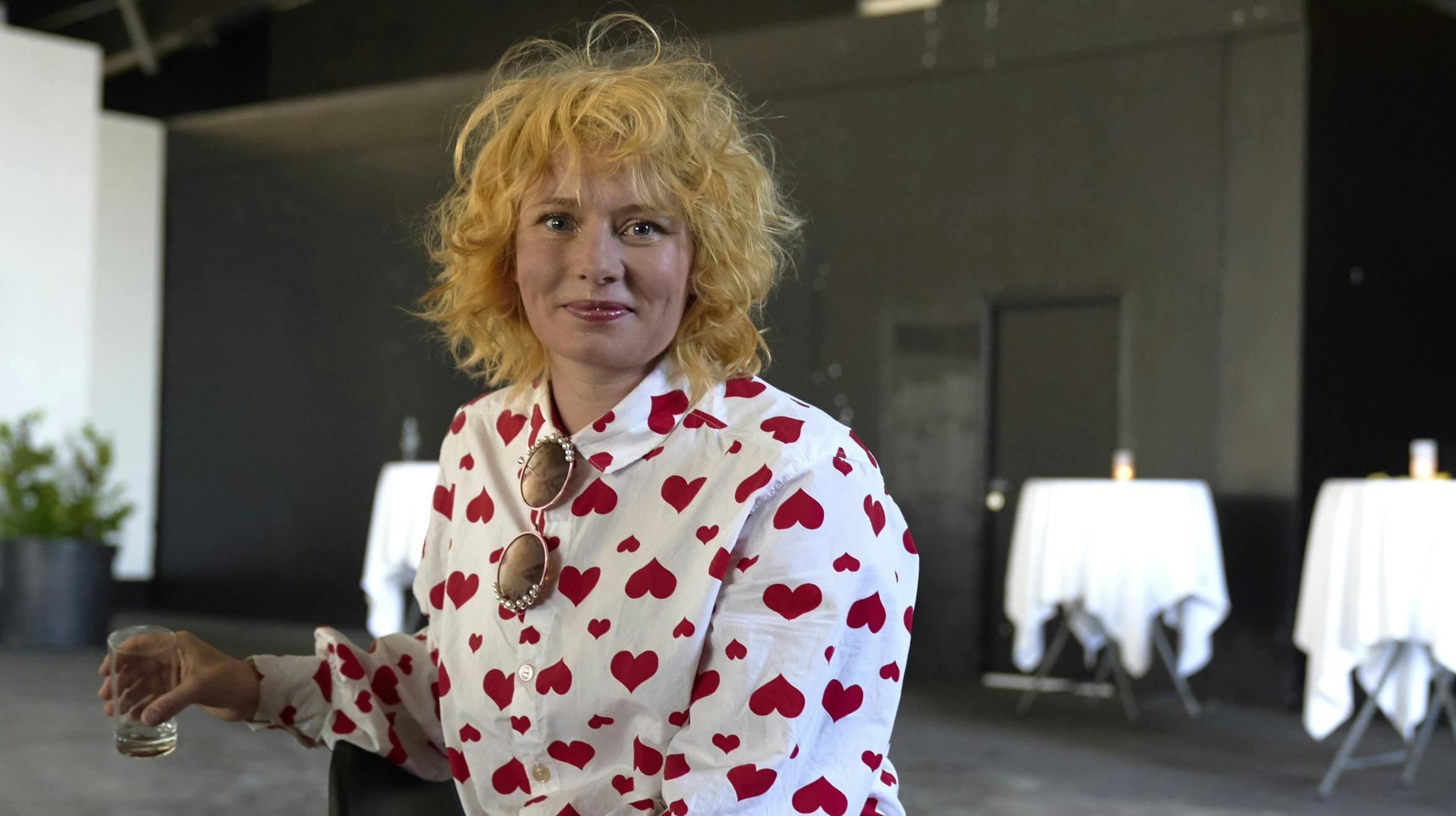 Annika Aakjær er født og opvokset i den nordjyske by Vodskov, og det var ikke altid, pengene var store, fortæller hun i radioprogrammet "Hemmeligheder". 