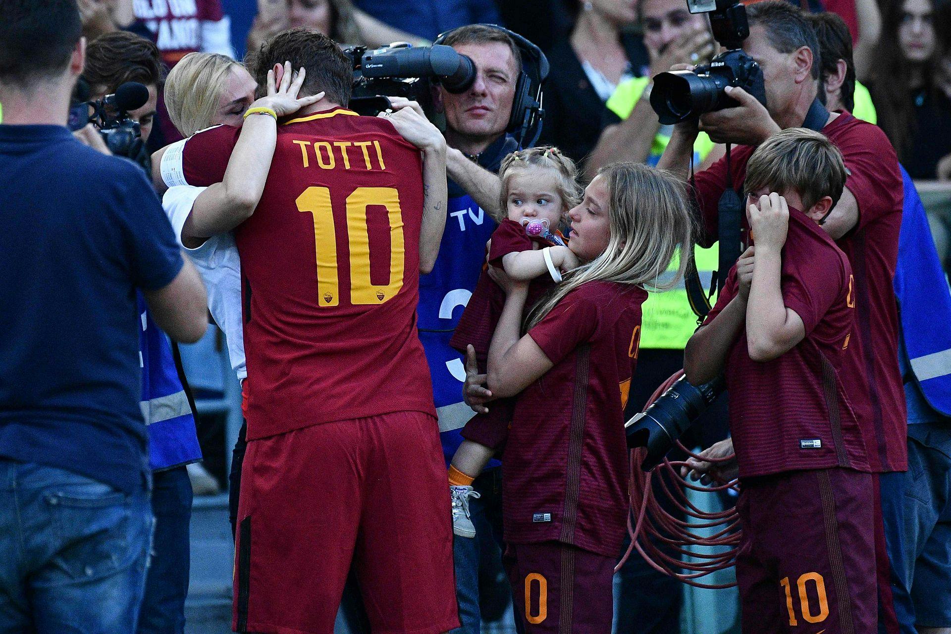 Arkivfoto fra 2017 af Francesco Totti, der krammer Ilary Blasi&nbsp; efter en kamp. Til højre for dem kan man se deres to børn.&nbsp;
