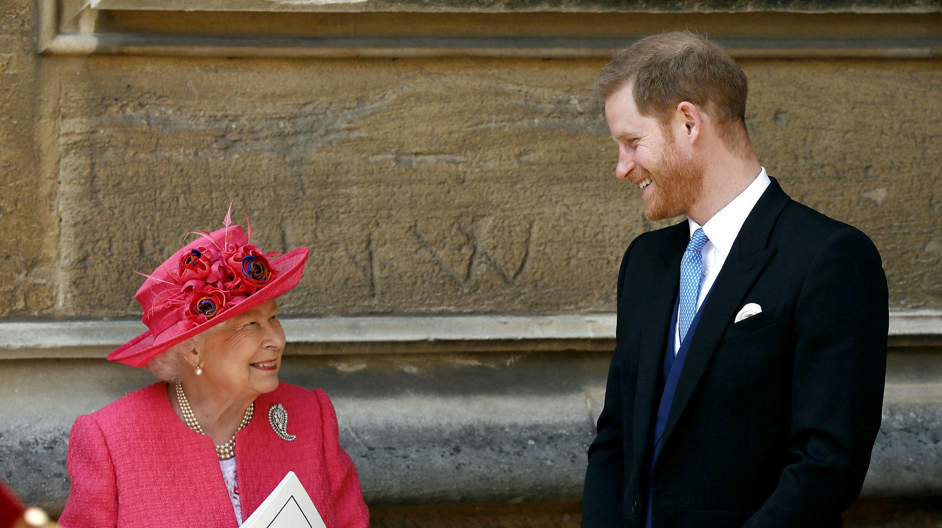 Arkivfoto af dronning Elizabeth og hendes barnebarn prins Harry.