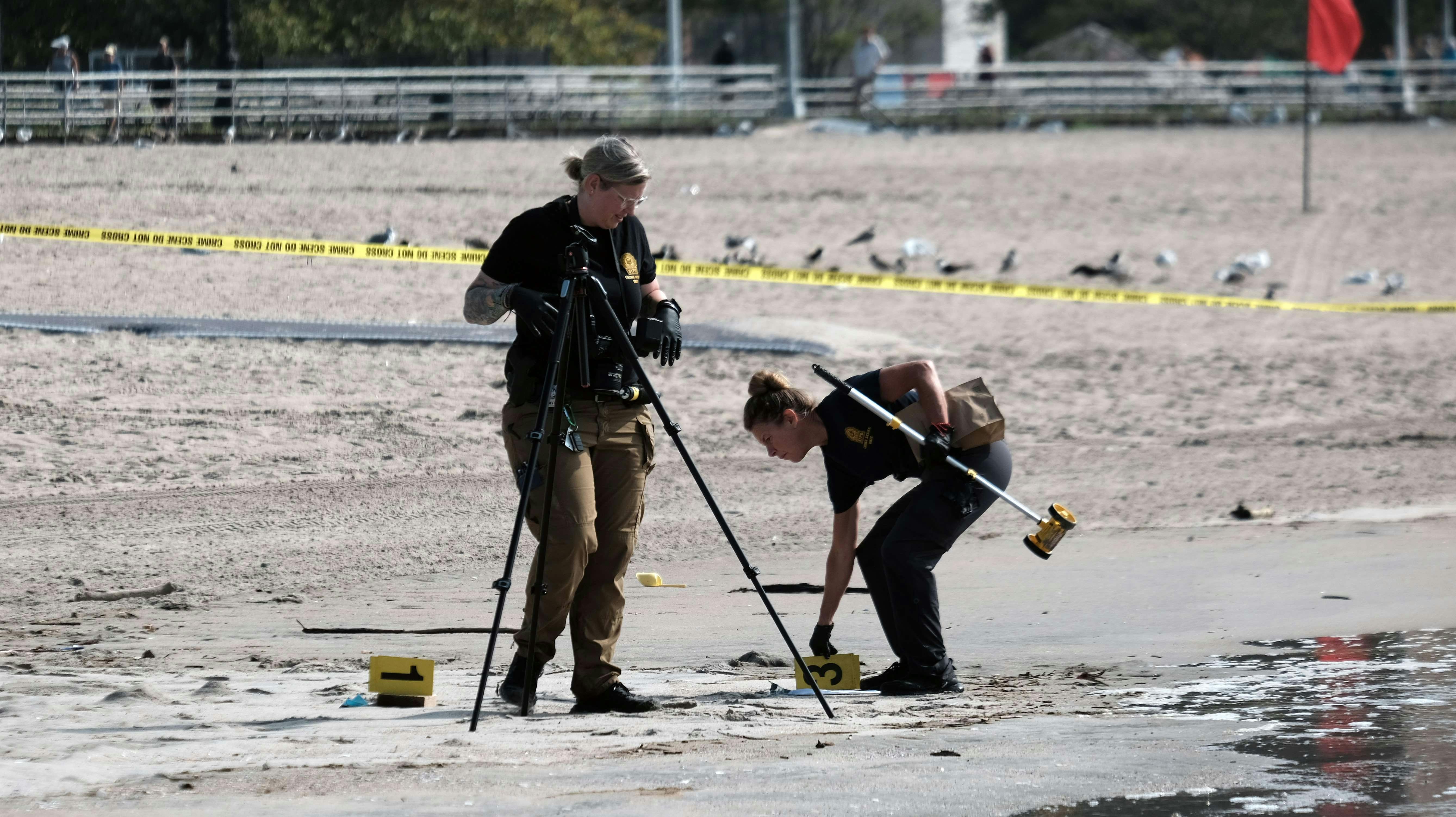 Politiet arbejder her med efterforskningen på stranden mandag morgen. nbsp;