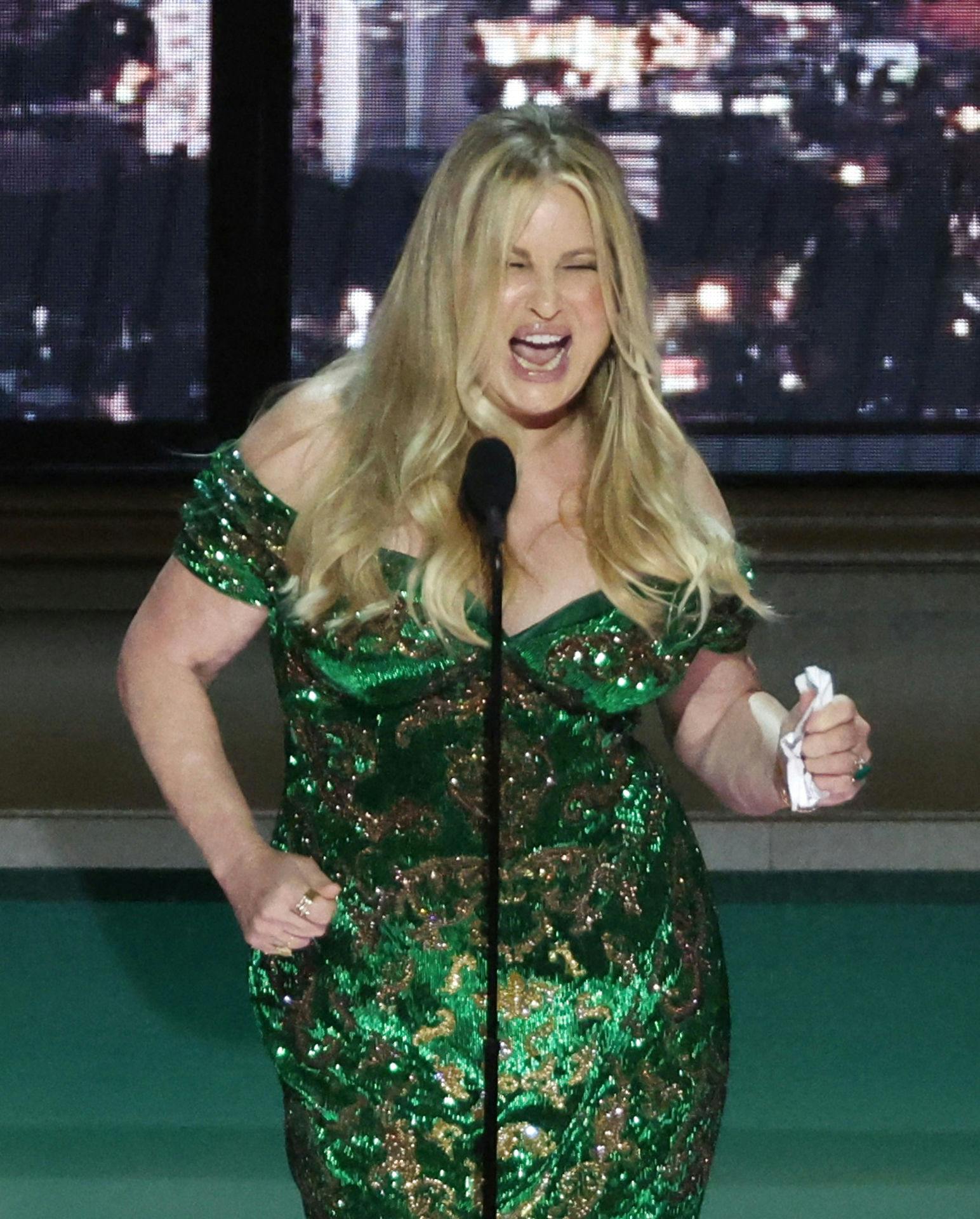 Jennifer Coolidge på scenen til mandagens Primetime Emmy Awards.