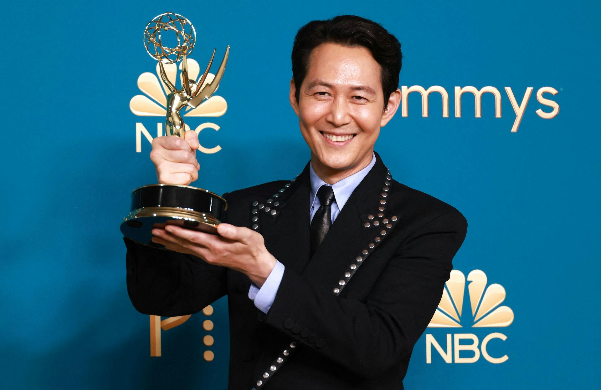 Lee Jung-jae fra seriehittet "Squid Game" skrev historie, da han som den første vandt prisen for bedste mandlige hovedrolle for en ikke engelsksproget rolle.
