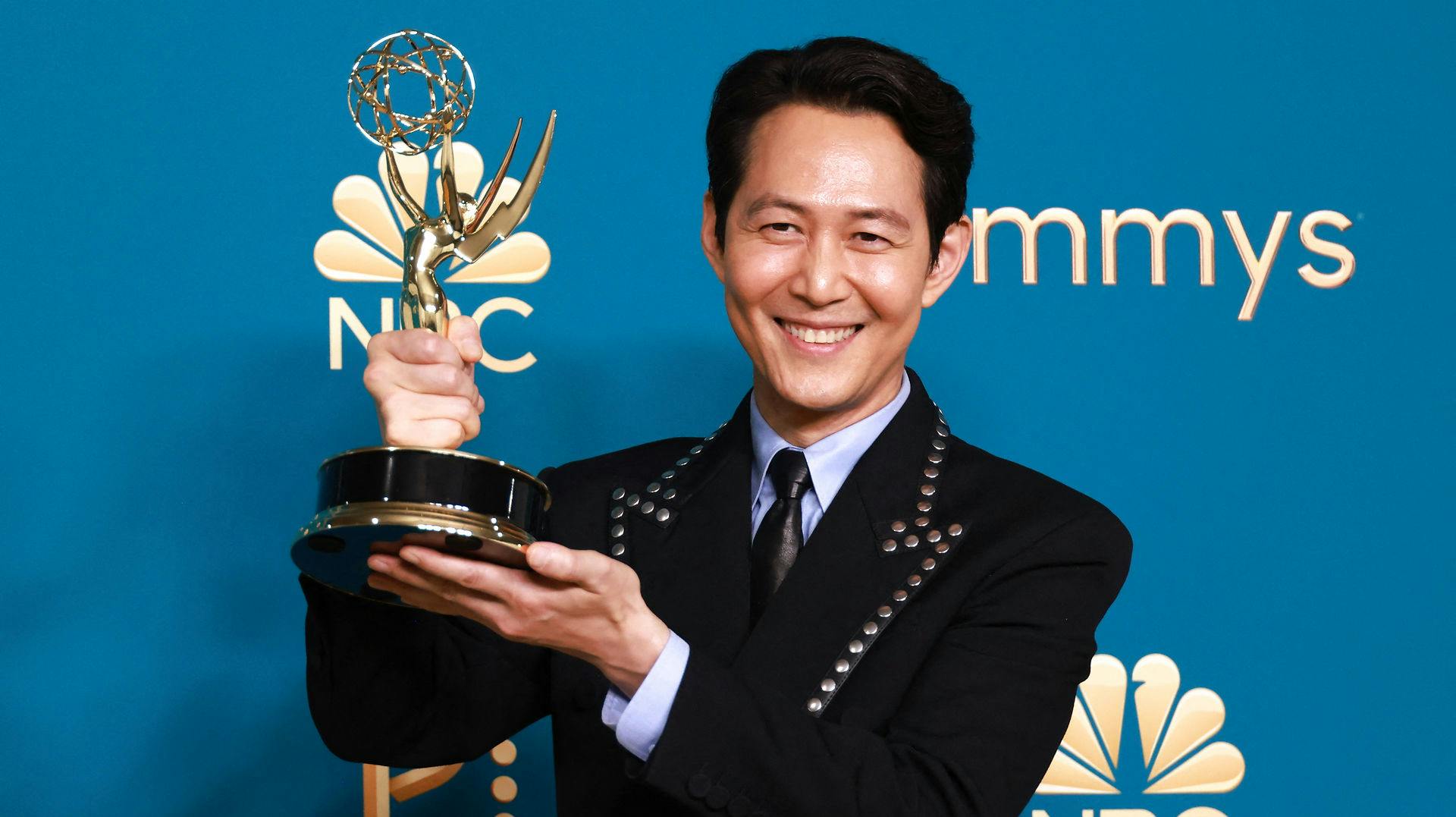 Lee Jung-jae fra seriehittet "Squid Game" skrev historie, da han som den første vandt prisen for bedste mandlige hovedrolle for en ikke engelsksproget rolle.