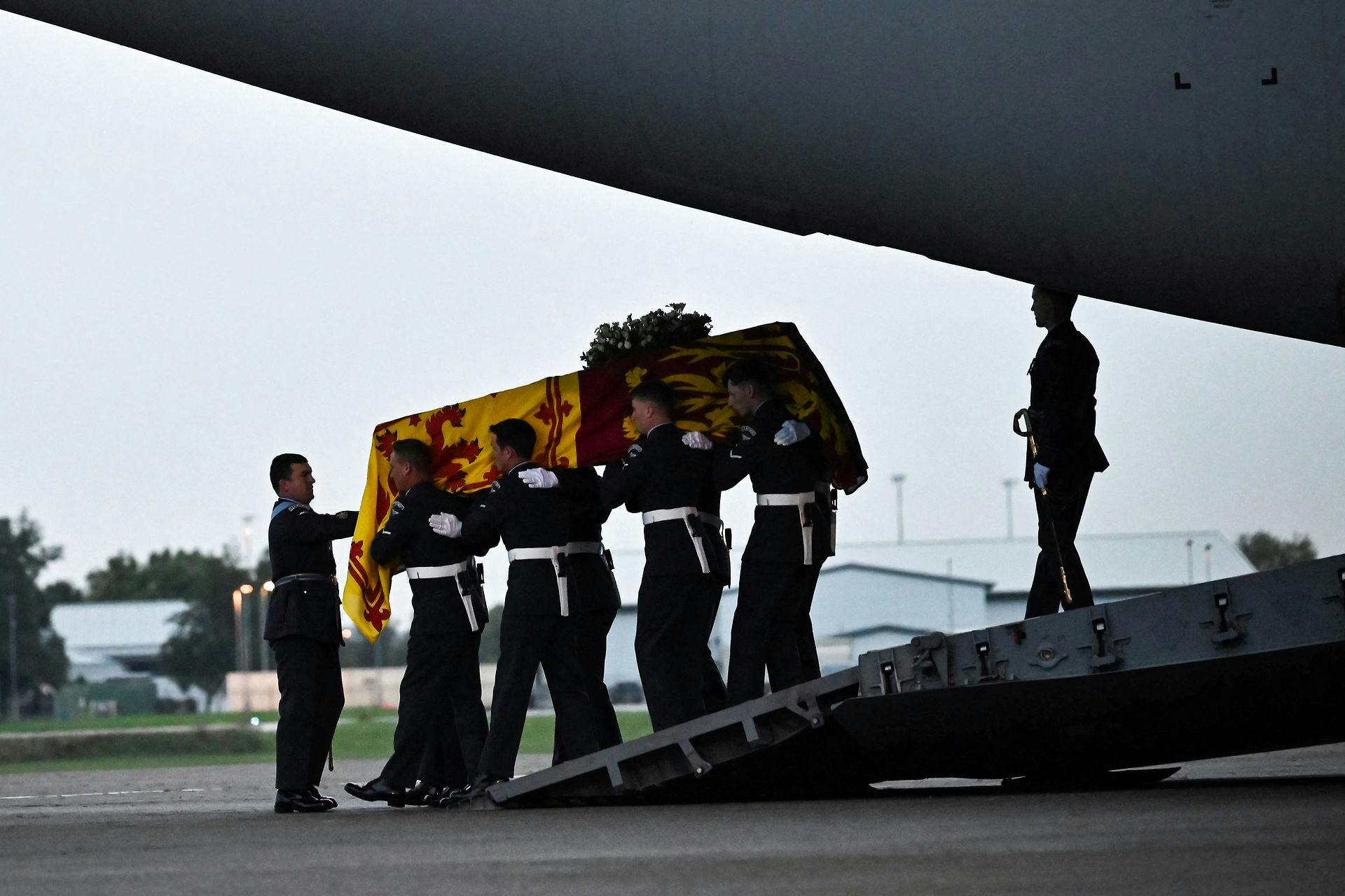 Kisten bliver båret ud af flyet i Royal Air Forces flybase i Hillingdon i London.
