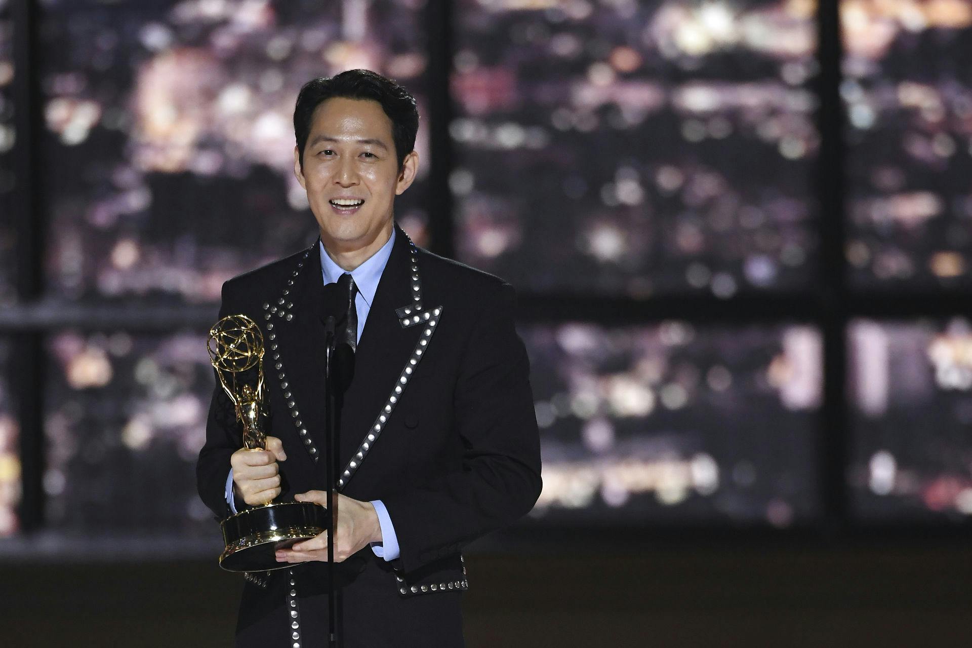 Lee Jung-jae modtager sin Emmy for bedste mandlige hovedrolle i serien "Squid Game". 
