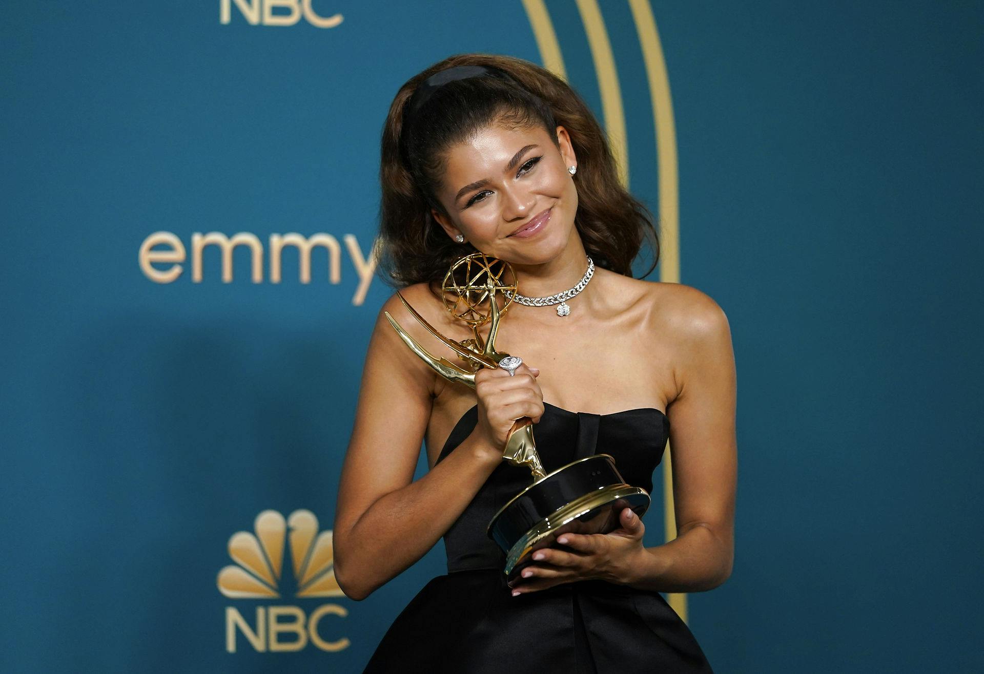 Zendaya poserer med den Emmy, hun vandt natten til tirsdag for sin rolle i serien "Euphoria".