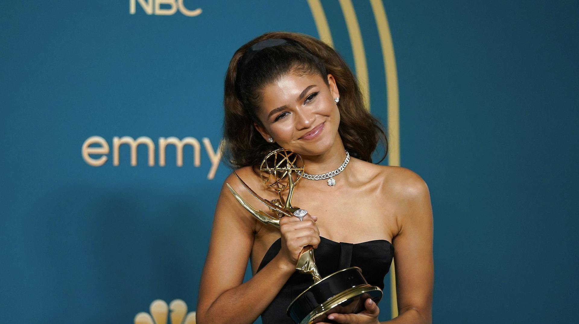 Zendaya poserer med den Emmy, hun vandt natten til tirsdag for sin rolle i serien "Euphoria".