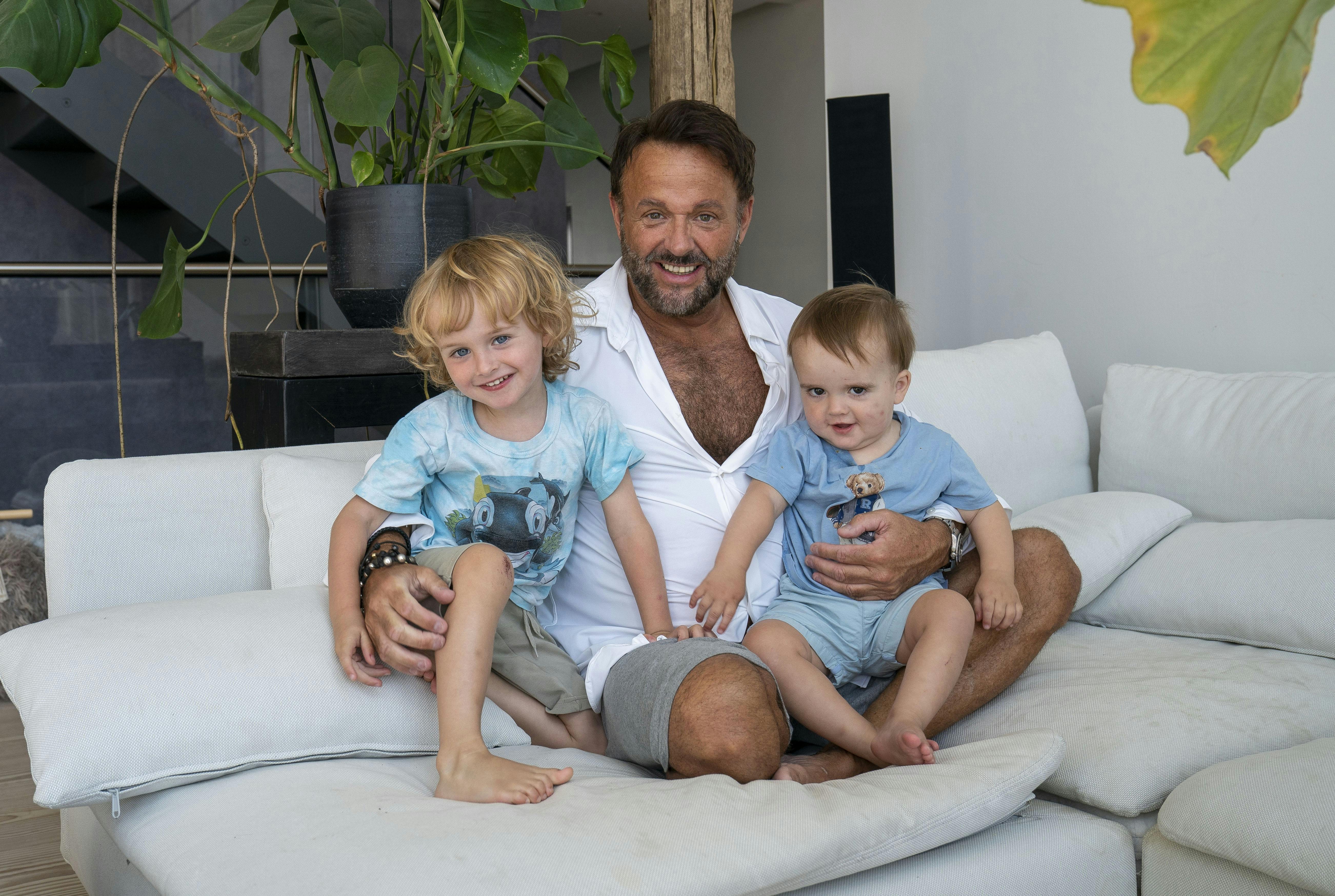 Dennis Knudsen har i forvejen drengene Lucas, tre, og Noah, et. På torsdag bliver drengene storebrødre til et sæt tvillingepiger. 